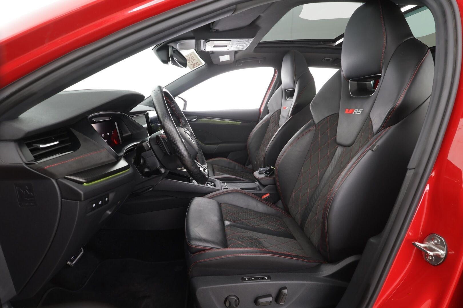 SKODA OCTAVIA RS 2024 Combi 1.4 TSI PHEV RS iV DSG * ACC / HUD / Webasto / Koukku / Panorama / Matrix-LED / Hierovat muistipenkit * - Canton / Sporttipenkit / Merkkihuollettu / Kahdet Renkaat / 2X Lataus 