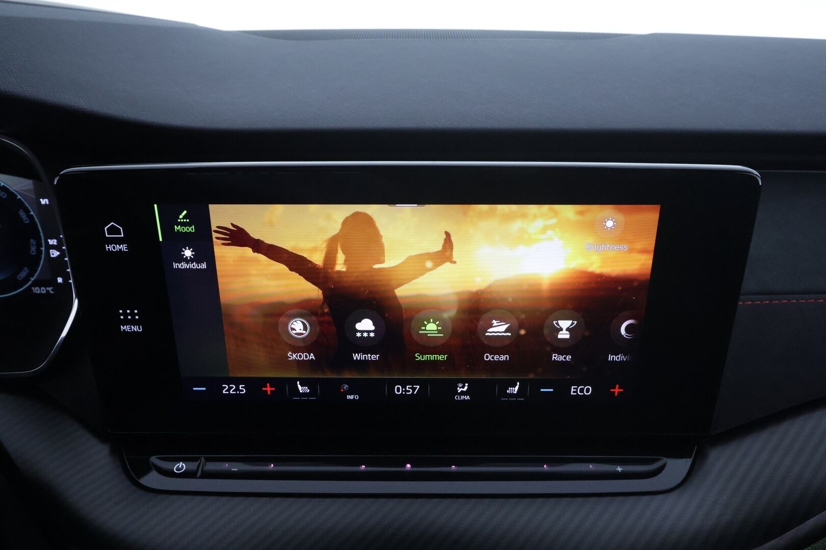 SKODA OCTAVIA RS 2024 Combi 1.4 TSI PHEV RS iV DSG * ACC / HUD / Webasto / Koukku / Panorama / Matrix-LED / Hierovat muistipenkit * - Canton / Sporttipenkit / Merkkihuollettu / Kahdet Renkaat / 2X Lataus 