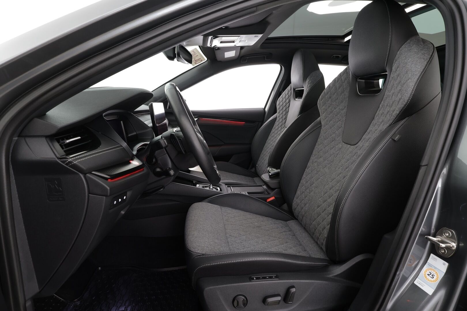 SKODA OCTAVIA 2025 2.0TDI 110kw Sportline DSG * Facelift / ACC / HUD / Webasto / Panorama / Muistipenkit / Matrix-LED / 360° / Canton / * - Merkkihuollettu / Kahdet Renkaat / Huippuvarusteet