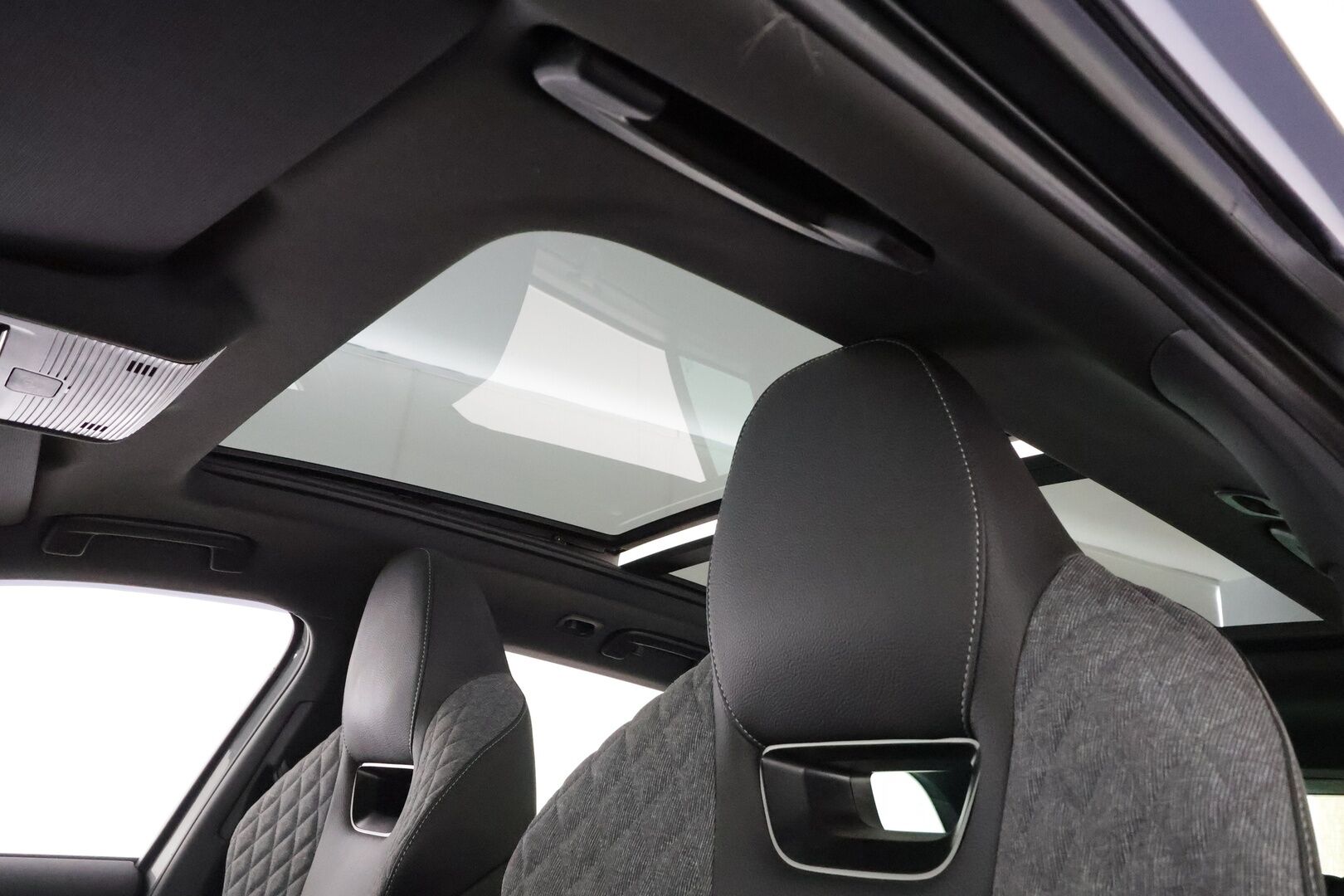 SKODA OCTAVIA 2025 2.0TDI 110kw Sportline DSG * Facelift / ACC / HUD / Webasto / Panorama / Muistipenkit / Matrix-LED / 360° / Canton / * - Merkkihuollettu / Kahdet Renkaat / Huippuvarusteet