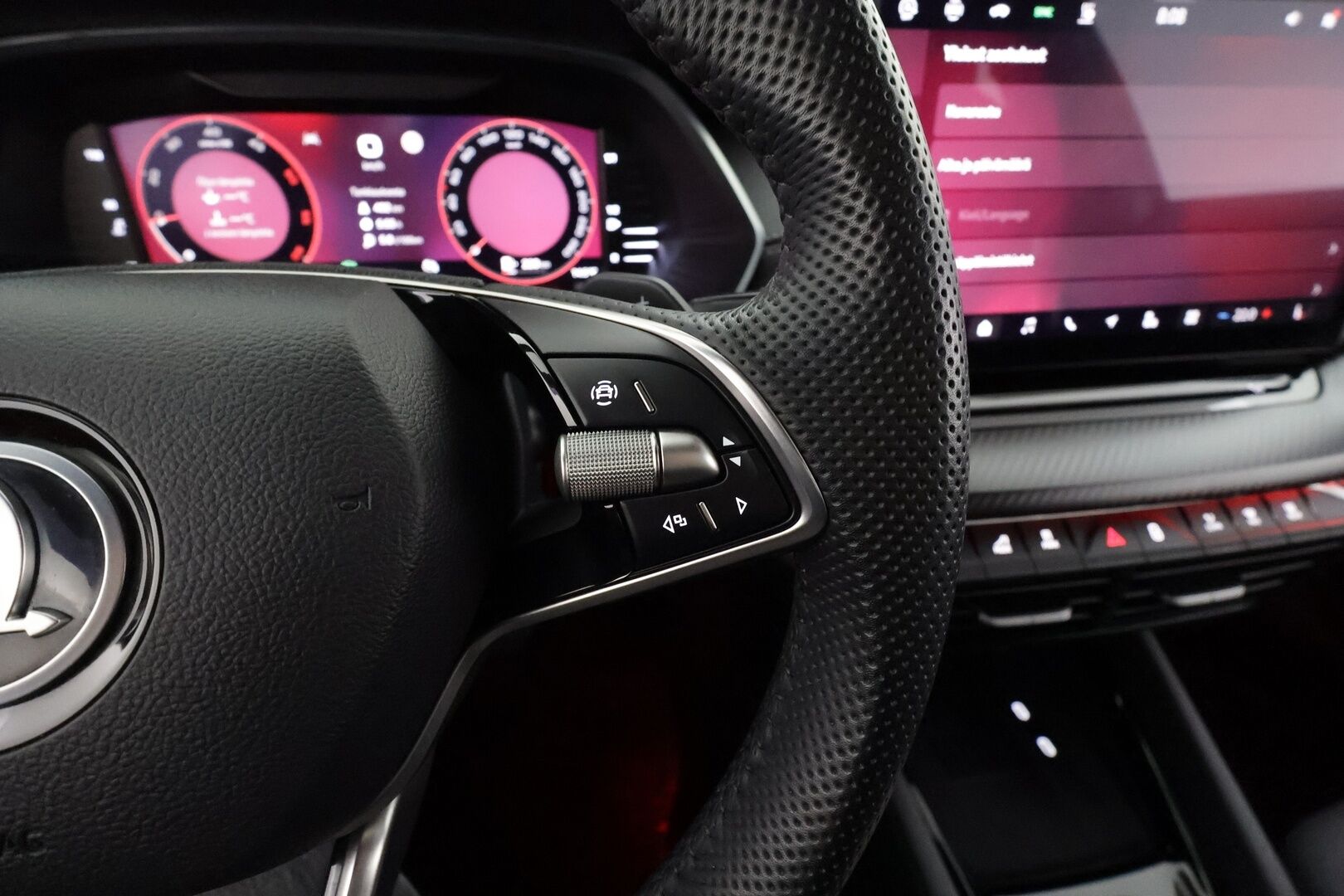 SKODA OCTAVIA 2025 2.0TDI 110kw Sportline DSG * Facelift / ACC / HUD / Webasto / Panorama / Muistipenkit / Matrix-LED / 360° / Canton / * - Merkkihuollettu / Kahdet Renkaat / Huippuvarusteet