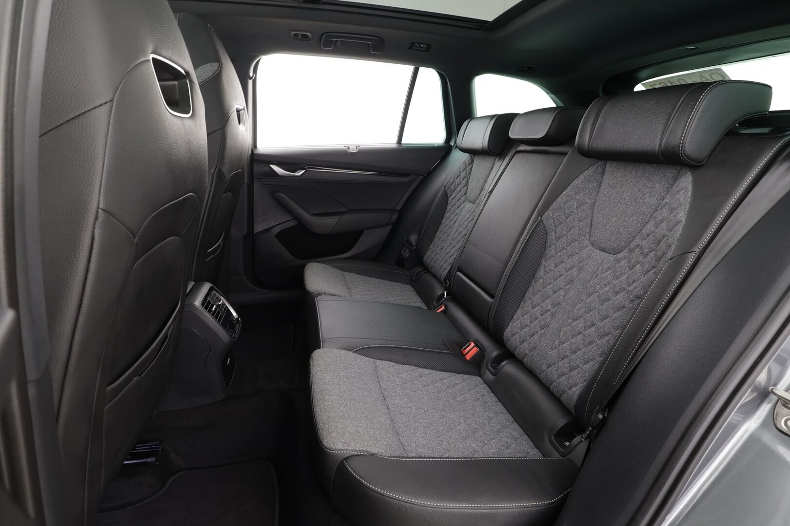 SKODA OCTAVIA 2025 2.0TDI 110kw Sportline DSG * Facelift / ACC / HUD / Webasto / Panorama / Muistipenkit / Matrix-LED / 360° / Canton / * - Merkkihuollettu / Kahdet Renkaat / Huippuvarusteet