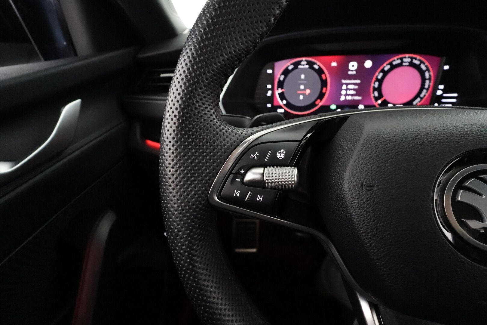 SKODA OCTAVIA 2025 2.0TDI 110kw Sportline DSG * Facelift / ACC / HUD / Webasto / Panorama / Muistipenkit / Matrix-LED / 360° / Canton / * - Merkkihuollettu / Kahdet Renkaat / Huippuvarusteet