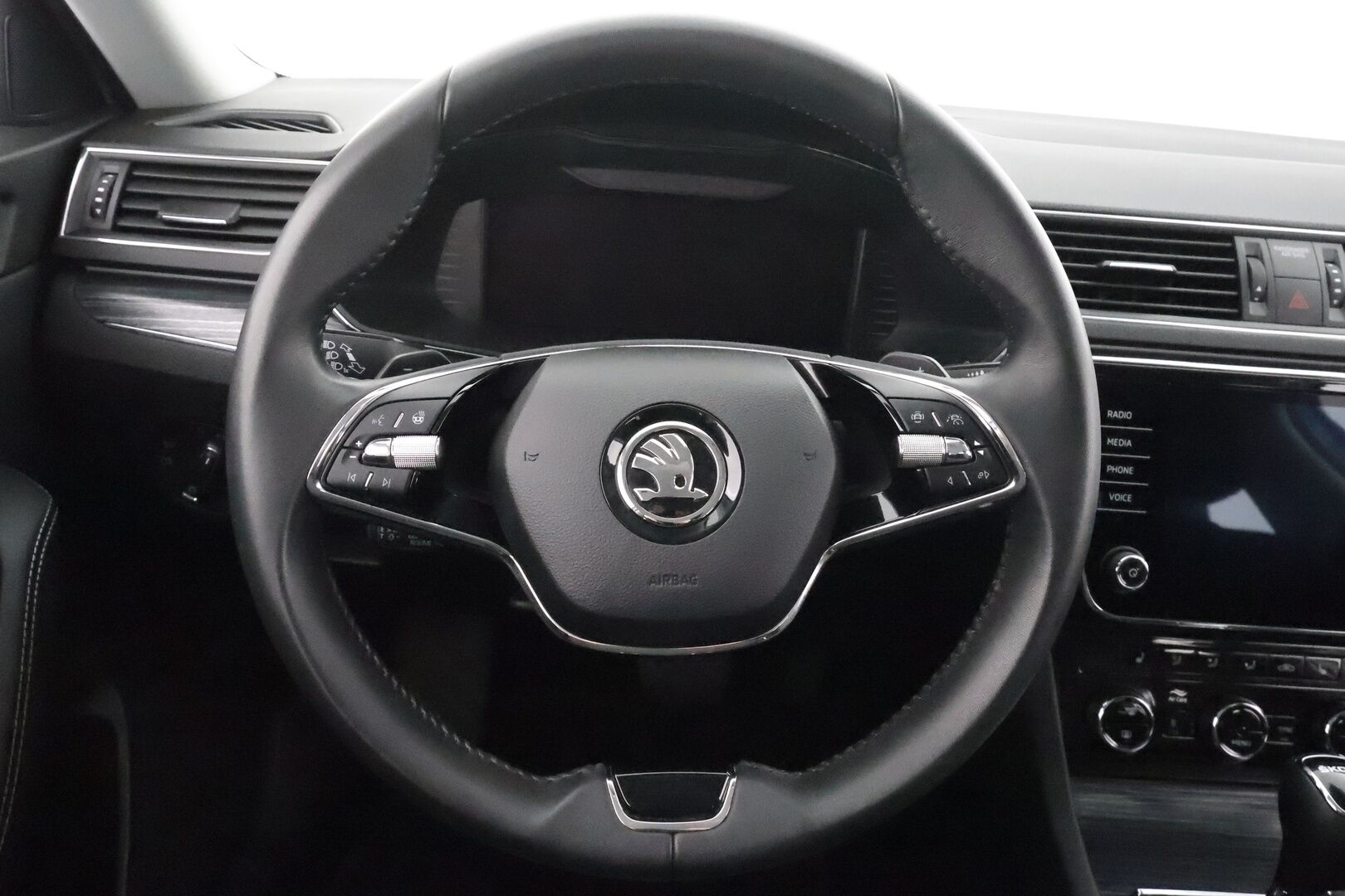 SKODA SUPERB 2024 1.4 TSi iV Style DSG * ACC / Skoda crystal light / Webasto / Koukku / Muistipenkki / Apple&Android * - Merkkihuollettu / Kahdet Renkaat / 2x Lataus