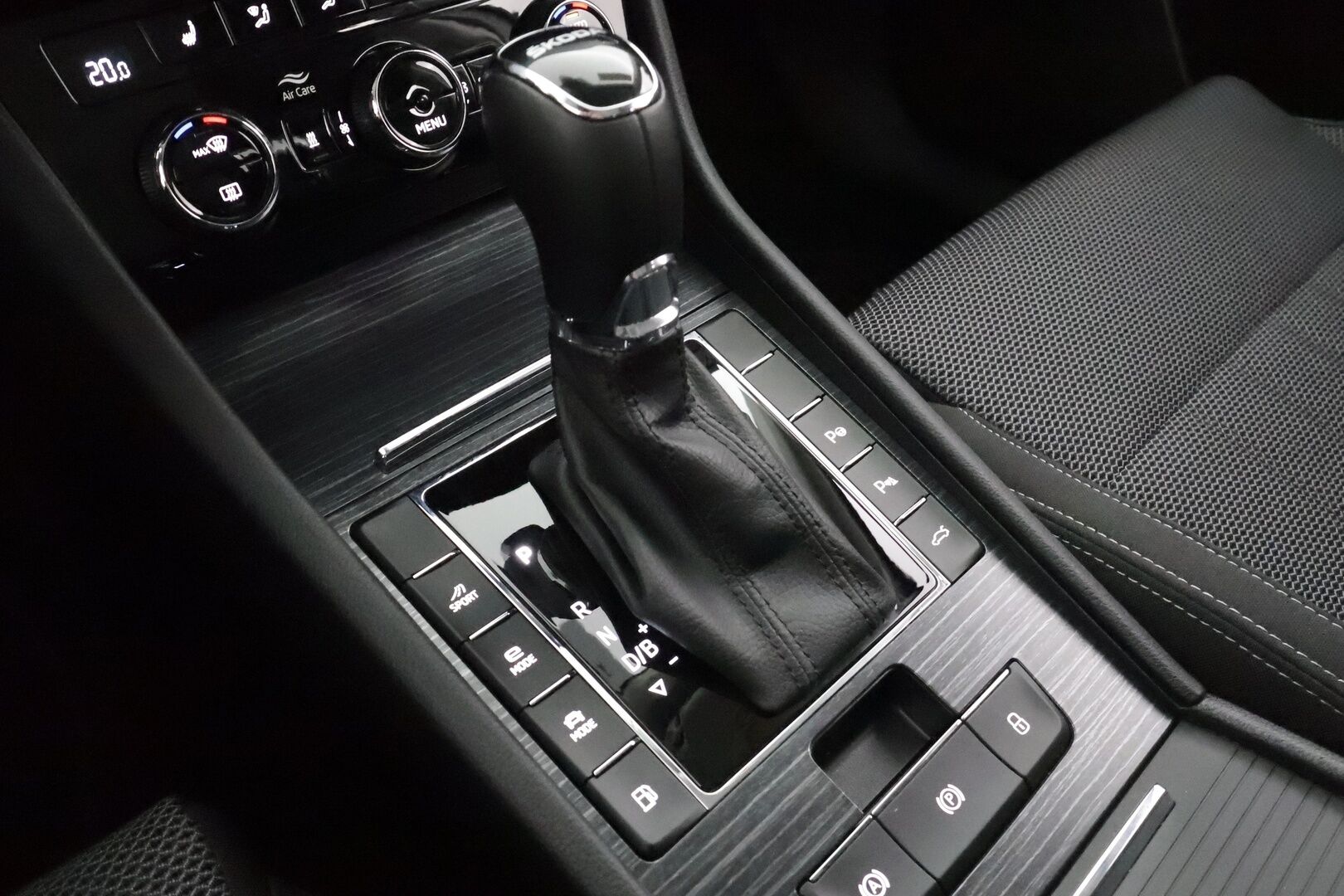 SKODA SUPERB 2024 1.4 TSi iV Style DSG * ACC / Skoda crystal light / Webasto / Koukku / Muistipenkki / Apple&Android * - Merkkihuollettu / Kahdet Renkaat / 2x Lataus