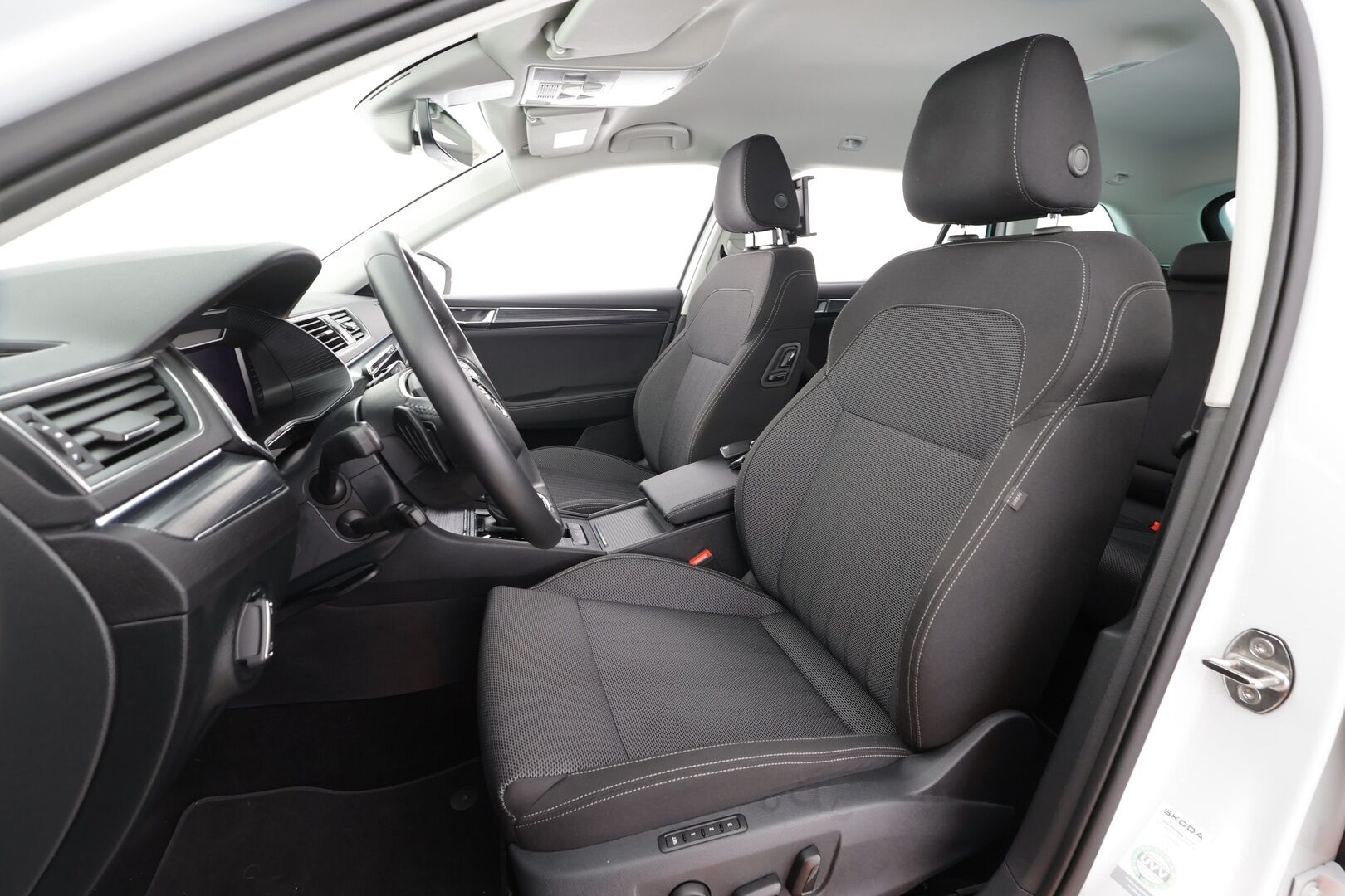 SKODA SUPERB 2024 1.4 TSi iV Style DSG * ACC / Skoda crystal light / Webasto / Koukku / Muistipenkki / Apple&Android * - Merkkihuollettu / Kahdet Renkaat / 2x Lataus