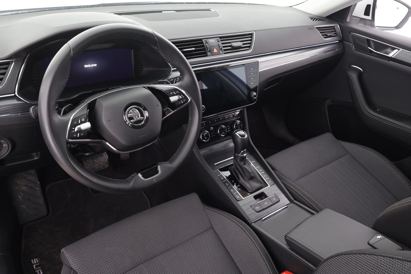 SKODA SUPERB 2024 1.4 TSi iV Style DSG * ACC / Skoda crystal light / Webasto / Koukku / Muistipenkki / Apple&Android * - Merkkihuollettu / Kahdet Renkaat / 2x Lataus