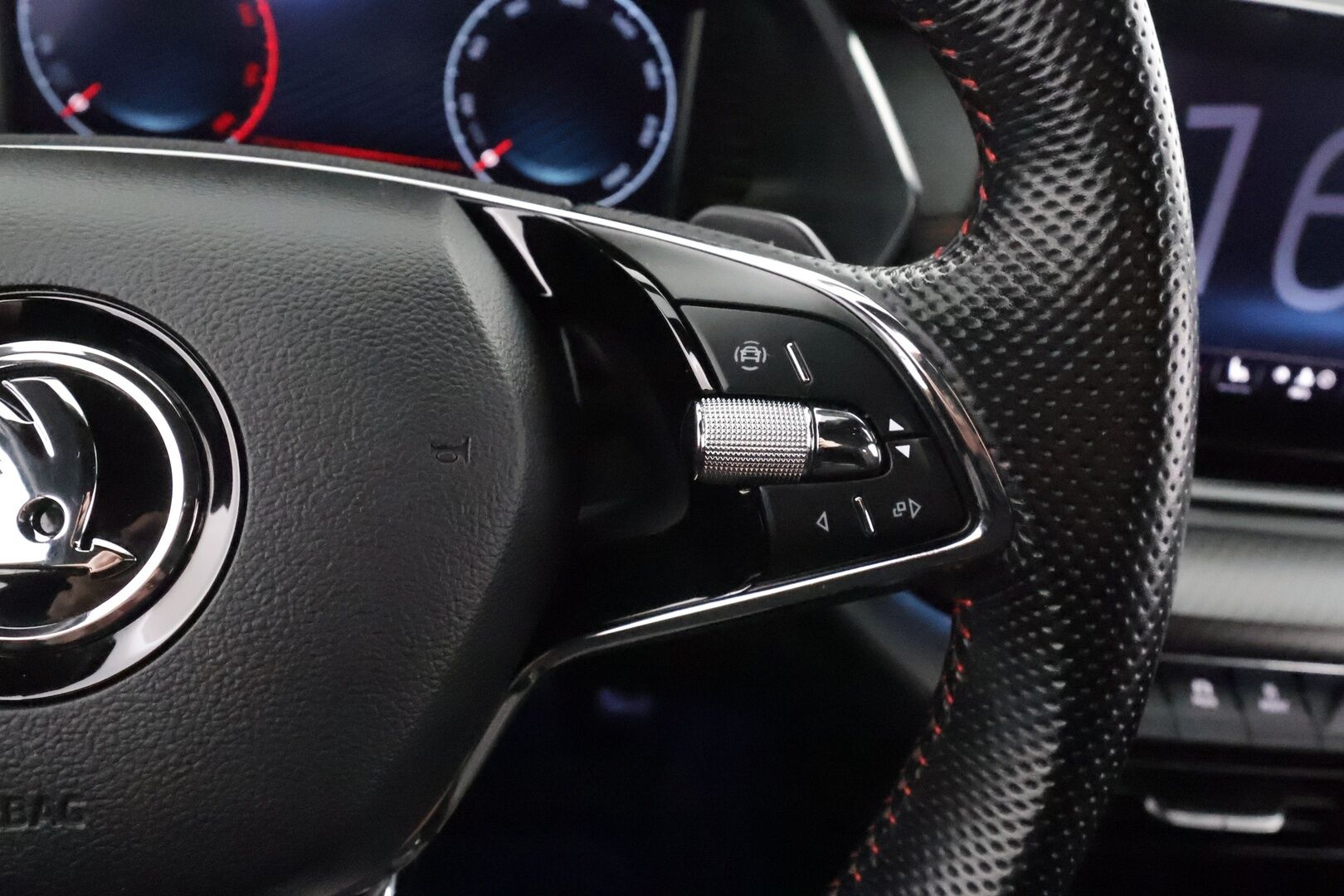 SKODA OCTAVIA 2023 Combi 2.0 TDI RS 4x4 147kW * ACC / Webasto / Koukku / P.kamera / Matrix-LED / Apple&Android * - Merkkihuollettu / Kahdet renkaat