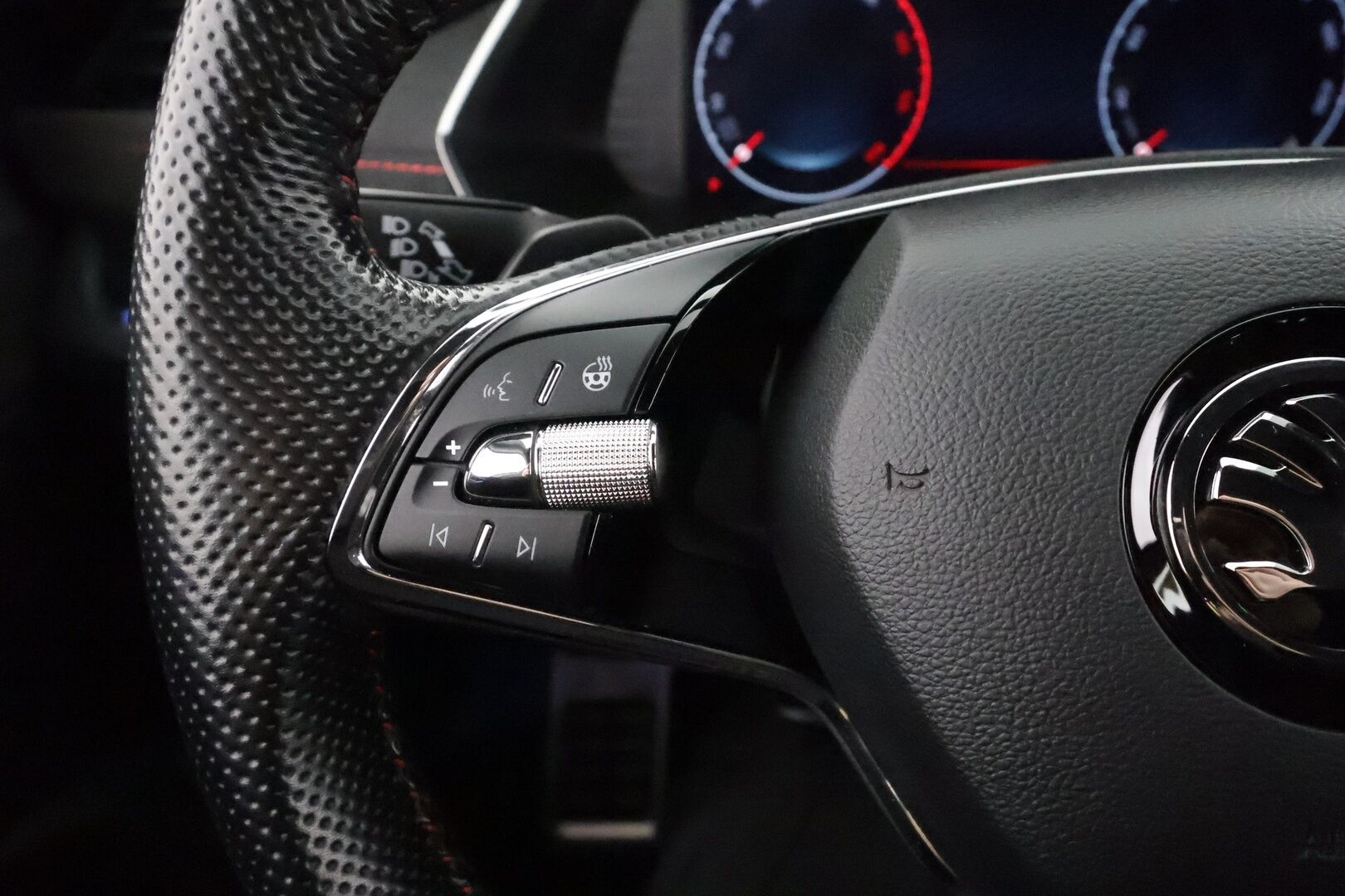 SKODA OCTAVIA 2023 Combi 2.0 TDI RS 4x4 147kW * ACC / Webasto / Koukku / P.kamera / Matrix-LED / Apple&Android * - Merkkihuollettu / Kahdet renkaat