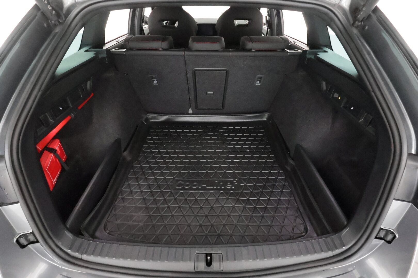 SKODA OCTAVIA 2023 Combi 2.0 TDI RS 4x4 147kW * ACC / Webasto / Koukku / P.kamera / Matrix-LED / Apple&Android * - Merkkihuollettu / Kahdet renkaat