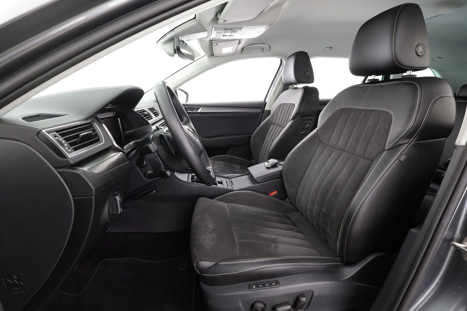 SKODA SUPERB 2023 1.4 TSi iV Style DSG * ACC / Matrix-LED / Webasto / Koukku / Muistipenkki / Apple&Android * - Merkkihuollettu / Akku kuntotarkastettu / 2x Lataus / Kahdet Renkaat