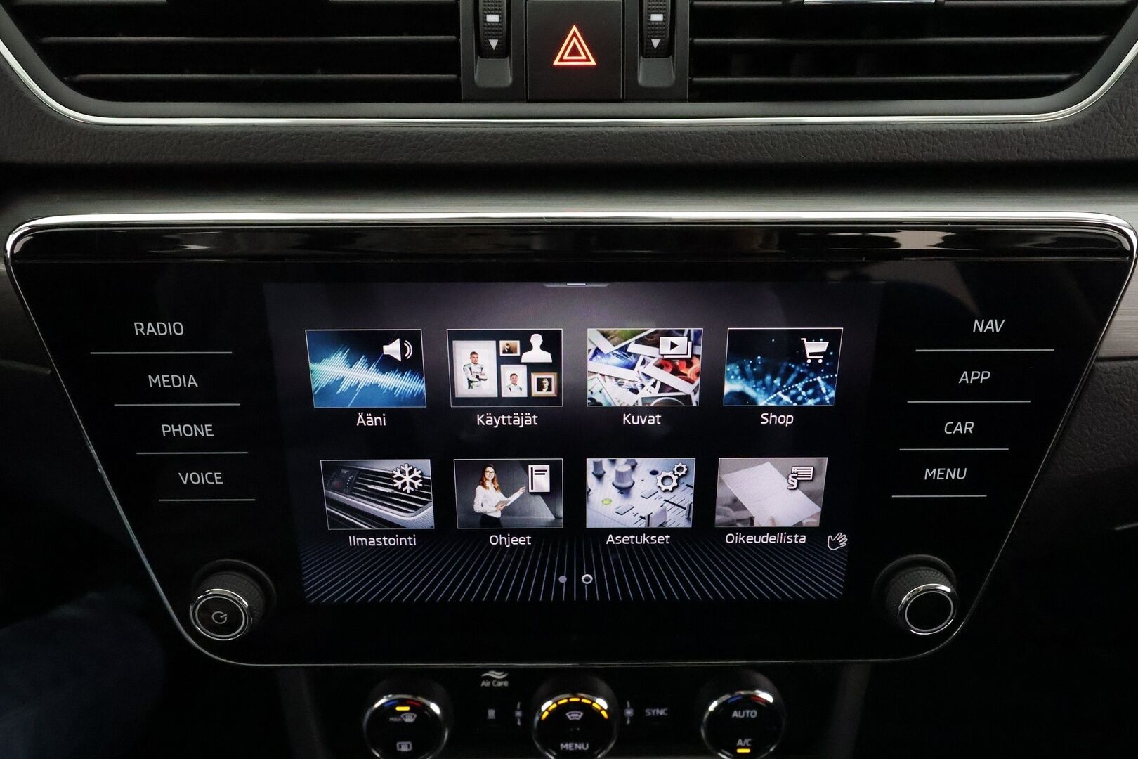 SKODA SUPERB 2023 1.4 TSi iV Style DSG * ACC / Matrix-LED / Webasto / Koukku / Muistipenkki / Apple&Android * - Merkkihuollettu / Akku kuntotarkastettu / 2x Lataus / Kahdet Renkaat