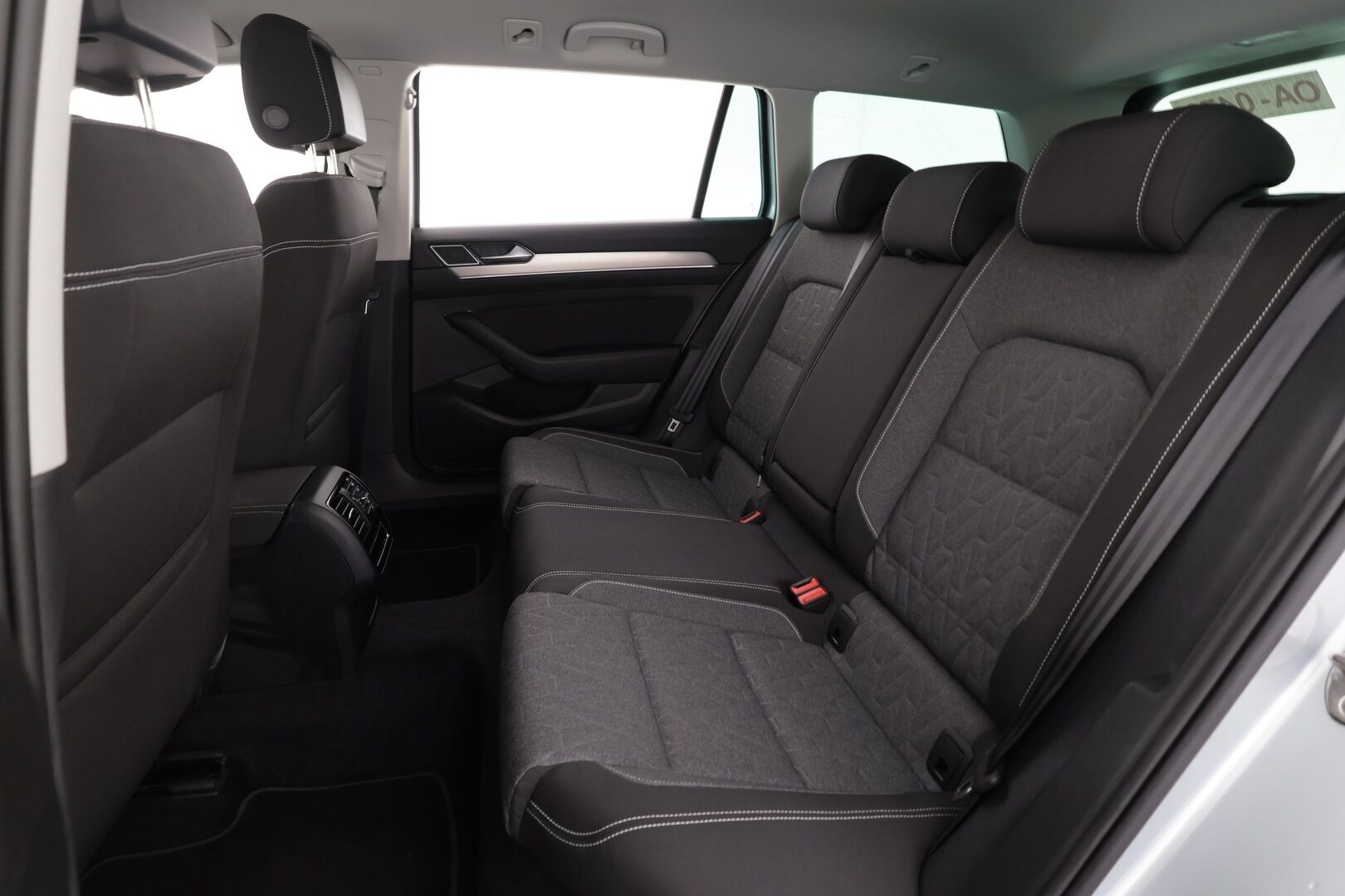 VOLKSWAGEN PASSAT 2023 Variant Business 2.0 TDi 150 DSG - ACC | Hierova Kuljettajan istuin | Webasto | LED | P.Kamera | Apple&Android | Keyless | Digimittaristo | 