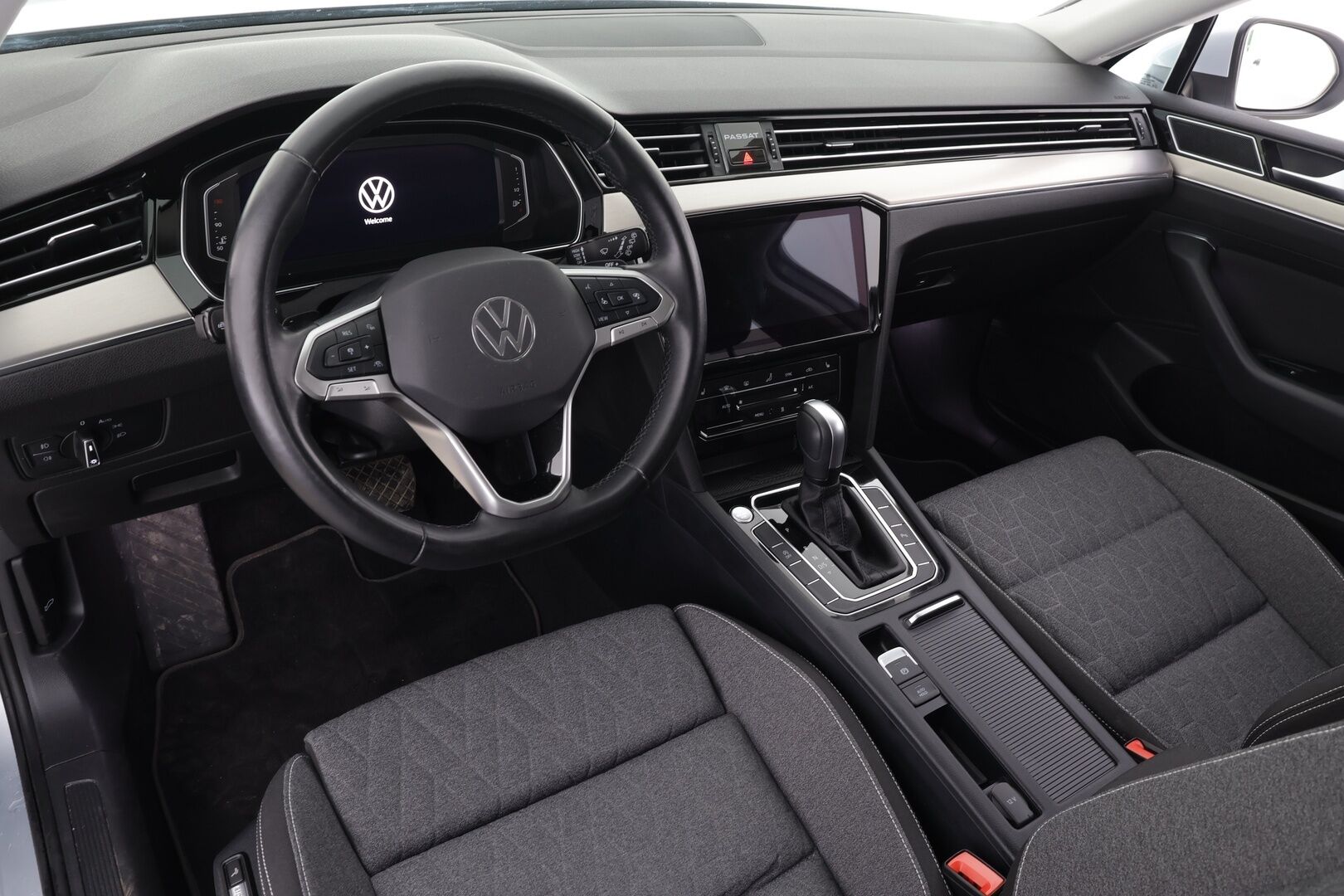 VOLKSWAGEN PASSAT 2023 Variant Business 2.0 TDi 150 DSG * ACC / Webasto / LED / P.Kamera / Apple&Android * - Merkkihuollettu / Kahdet Renkaat