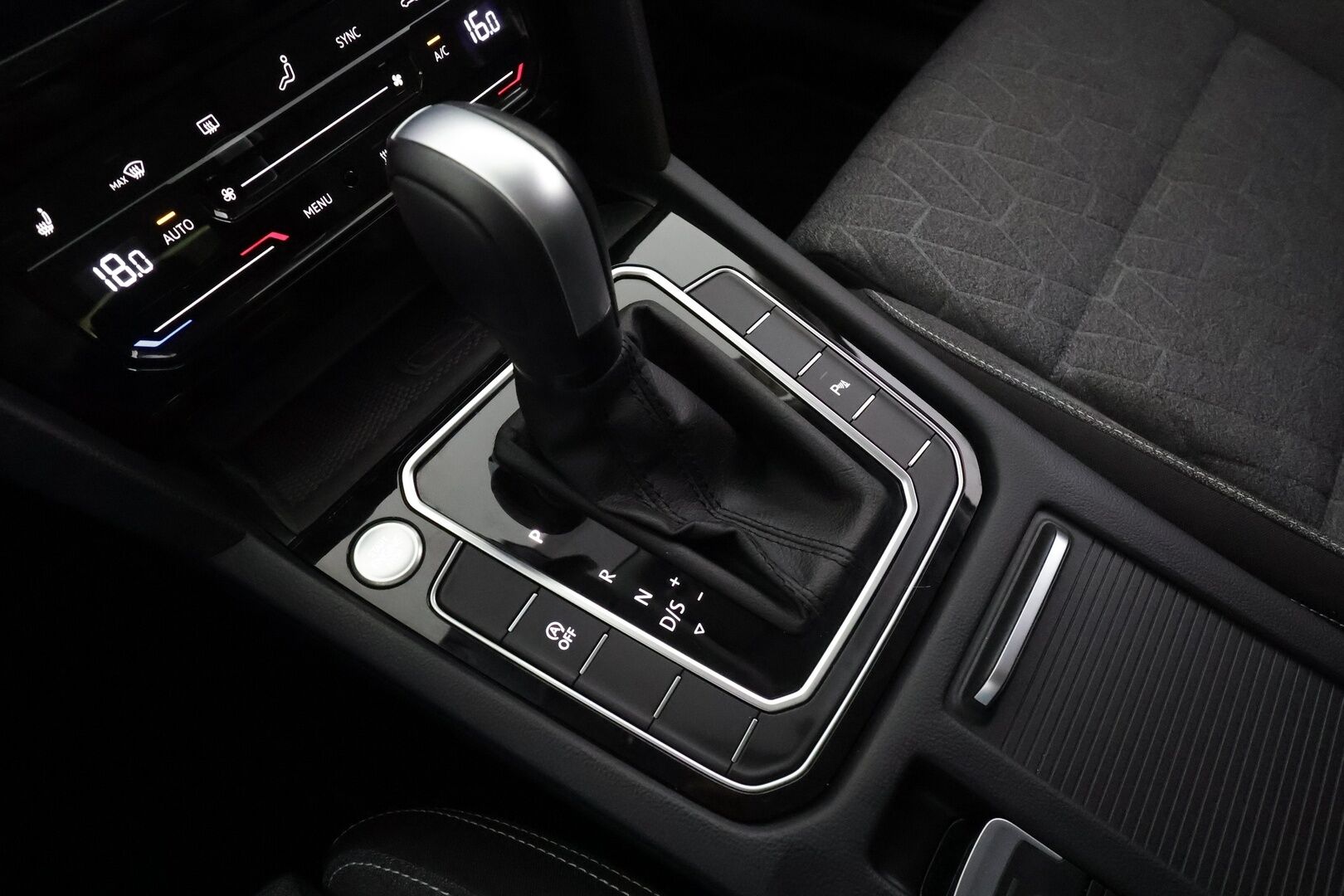 VOLKSWAGEN PASSAT 2023 Variant Business 2.0 TDi 150 DSG * ACC / Webasto / LED / P.Kamera / Apple&Android * - Merkkihuollettu / Kahdet Renkaat - HULLUT AVAJAISHULINAT KORKOTARJOUS 3,29 %