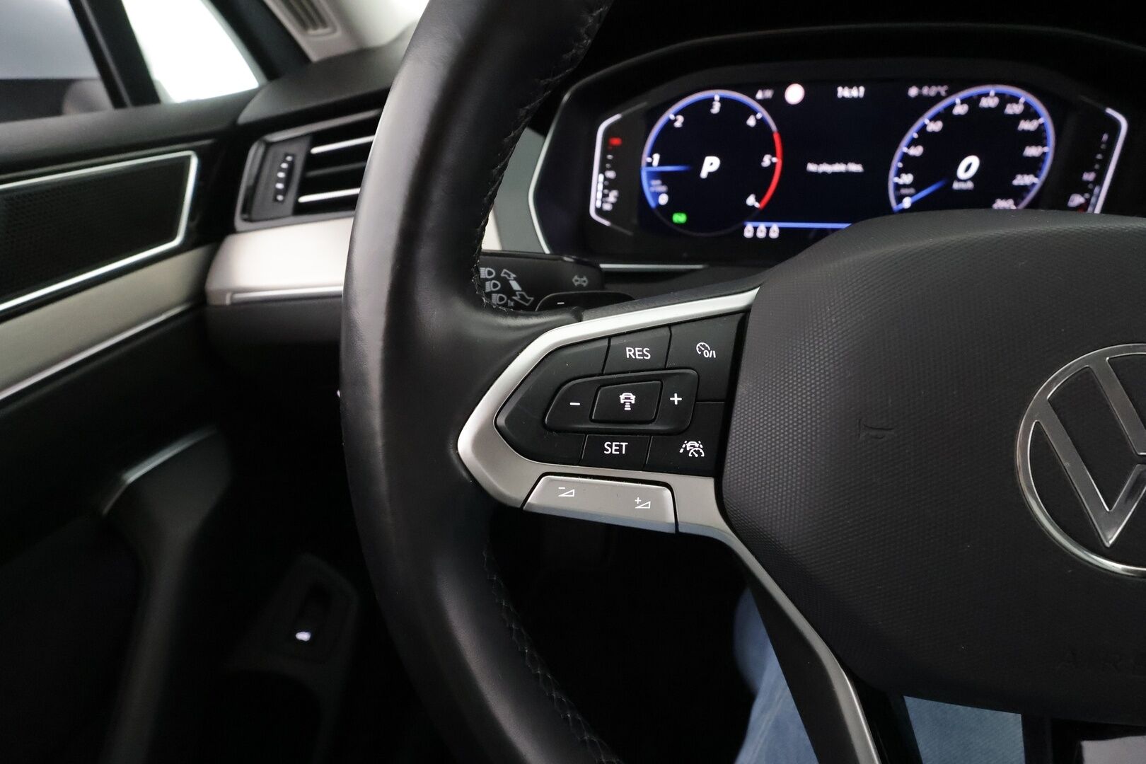 VOLKSWAGEN PASSAT 2023 Variant Business 2.0 TDi 150 DSG * ACC / Webasto / LED / P.Kamera / Apple&Android * - Merkkihuollettu / Kahdet Renkaat