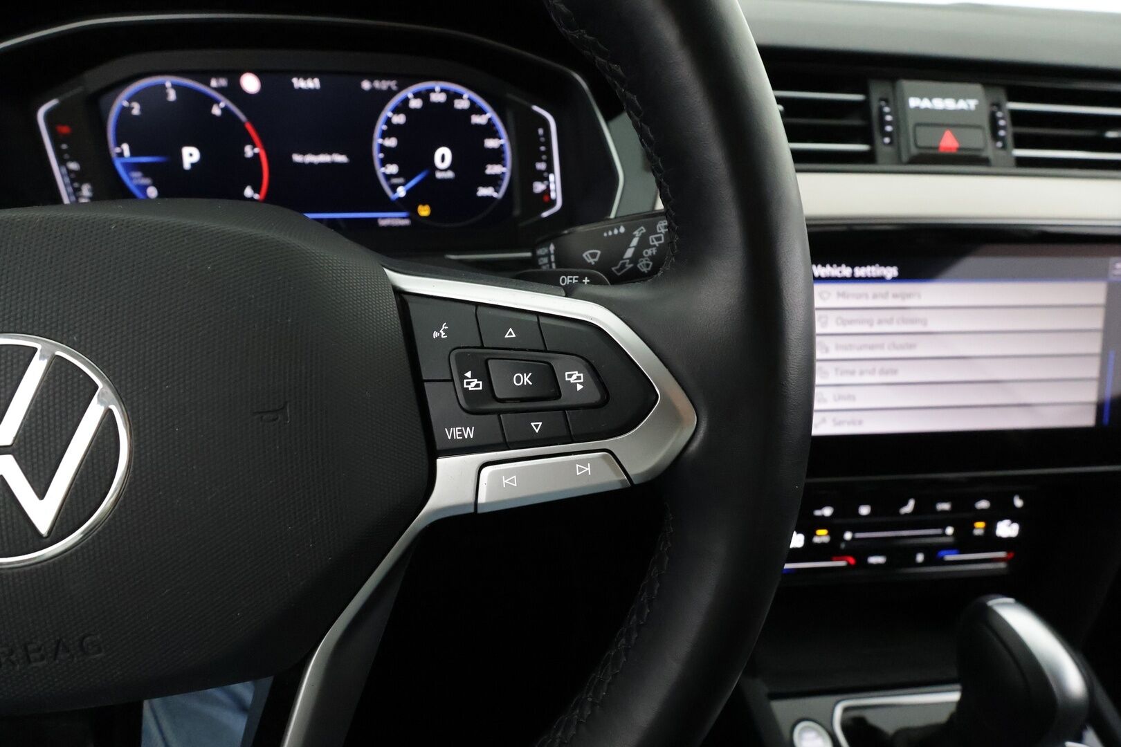 VOLKSWAGEN PASSAT 2023 Variant Business 2.0 TDi 150 DSG * ACC / Webasto / LED / P.Kamera / Apple&Android * - Merkkihuollettu / Kahdet Renkaat - HULLUT AVAJAISHULINAT KORKOTARJOUS 3,29 %