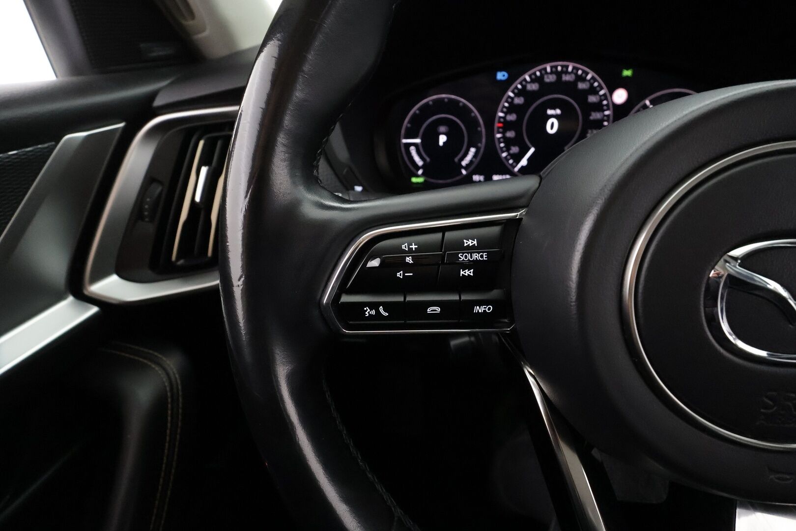 MAZDA CX-60 2022 2.5 PHEV 8AT AWD Homura * ACC / HUD / Bose / 360° / Ilmastoidut nahat / KeylessGo / Muistipenkki / Navi * - Akku kuntotarkastettu SoH 93% / Kahdet renkaat aluvanteilla / Merkkihuollettu