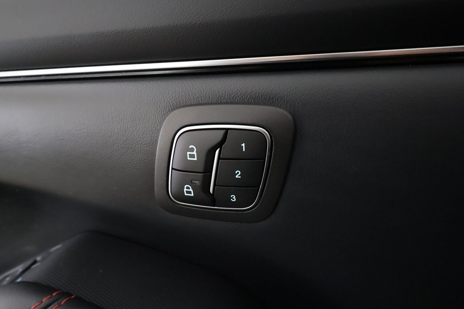 FORD MUSTANG MACH-E 2022 351hv A1 AWD * B&O / ACC / LED / 360 / Muistipenkki / Navi / Kaistavahti / Keyless * - 2x Latauskaapelit