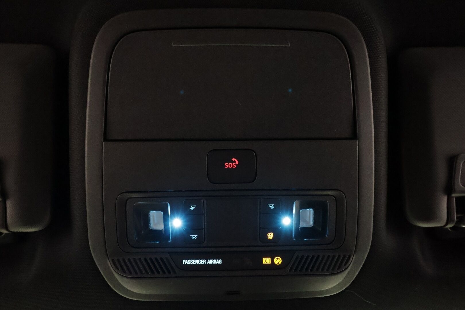 FORD MUSTANG MACH-E 2022 351hv A1 AWD * B&O / ACC / LED / 360 / Muistipenkki / Navi / Kaistavahti / Keyless * - 2x Latauskaapelit