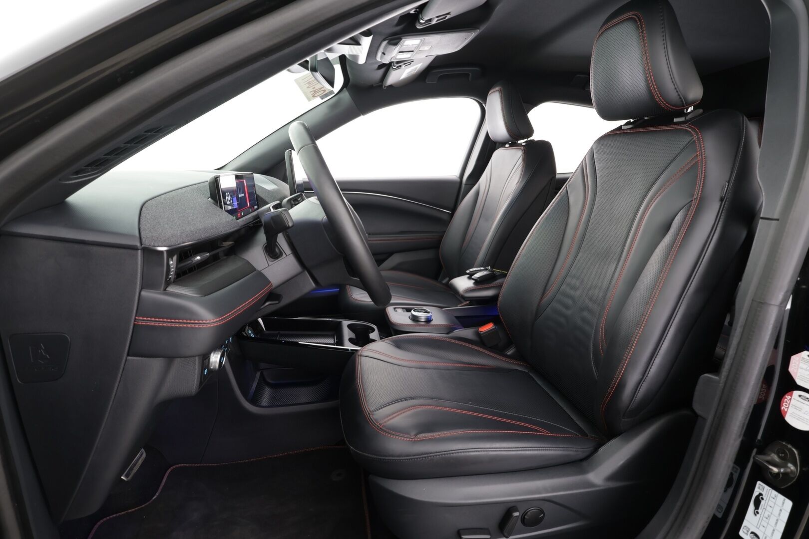 FORD MUSTANG MACH-E 2022 351hv A1 AWD * B&O / ACC / LED / 360 / Muistipenkki / Navi / Kaistavahti / Keyless * - 2x Latauskaapelit