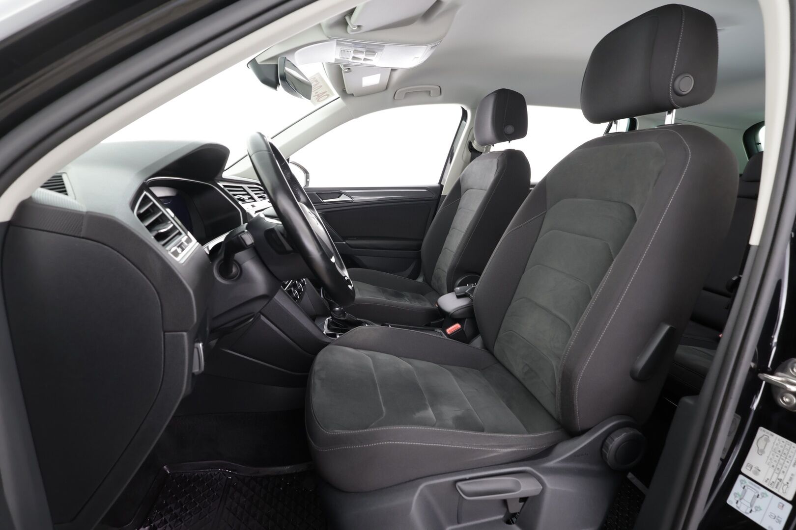 VOLKSWAGEN TIGUAN 2018 Comfortline 2,0 TDI SCR 140 kW 4MOTION DSG * Webasto / ACC / LED / P.Kamera / Digimittaristo / Keyless * - Merkkihuollot / Kahdet renkaat aluvanteilla / Tehokkaampi moottori