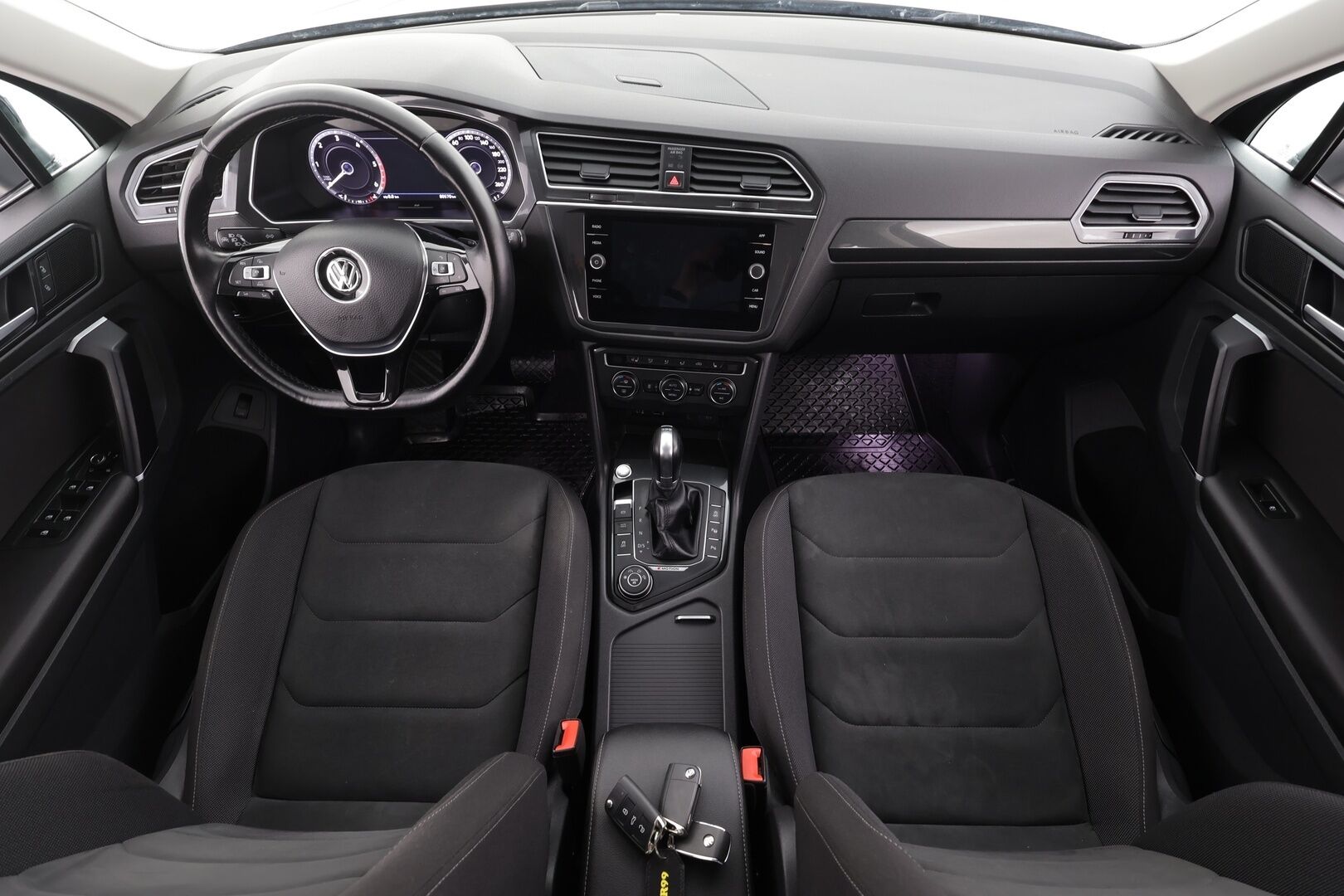 VOLKSWAGEN TIGUAN 2018 Comfortline 2,0 TDI SCR 140 kW 4MOTION DSG * Webasto / ACC / LED / P.Kamera / Digimittaristo / Keyless * - Merkkihuollot / Kahdet renkaat aluvanteilla / Tehokkaampi moottori