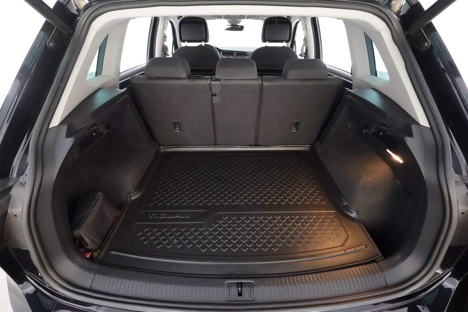 VOLKSWAGEN TIGUAN 2018 Comfortline 2,0 TDI SCR 140 kW 4MOTION DSG * Webasto / ACC / LED / P.Kamera / Digimittaristo / Keyless * - Merkkihuollot / Kahdet renkaat aluvanteilla / Tehokkaampi moottori - HULLUT AVAJAISHULINAT KORKOTARJOUS 3,29 %