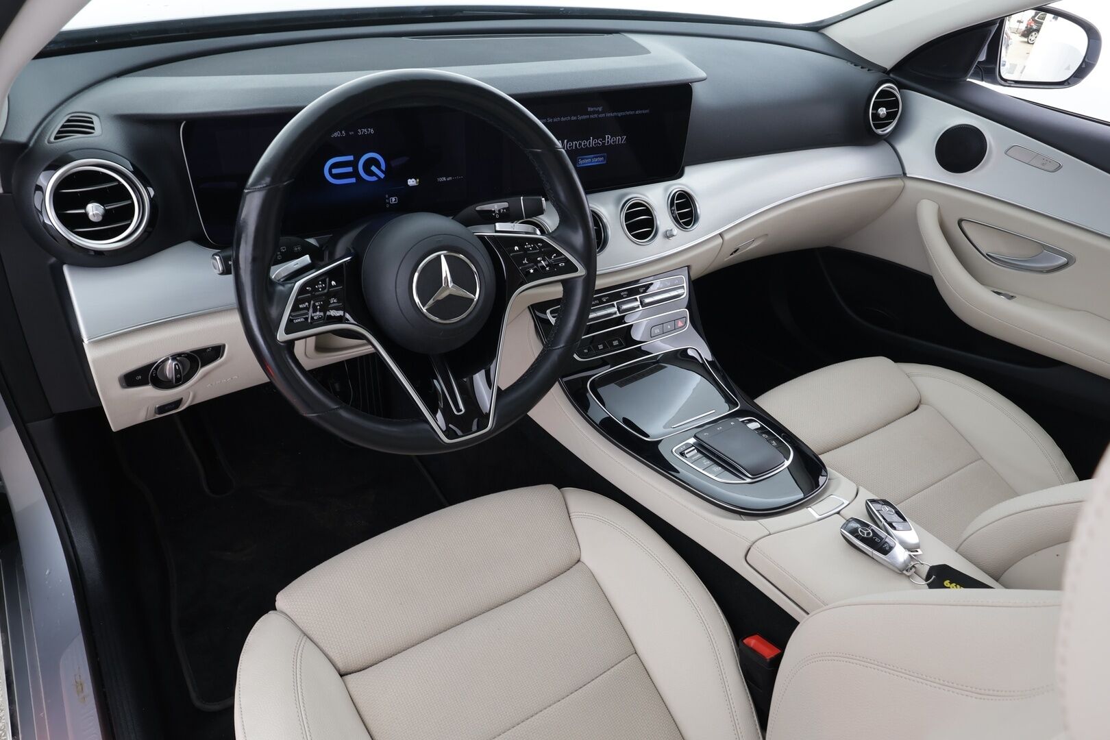 MERCEDES-BENZ E 2021 300 de T A Business Avantgarde * Distronic / Multibeam / Panorama / 360 / Sportpenkit / Widescreen * - Kahdet renkaat aluvanteilla