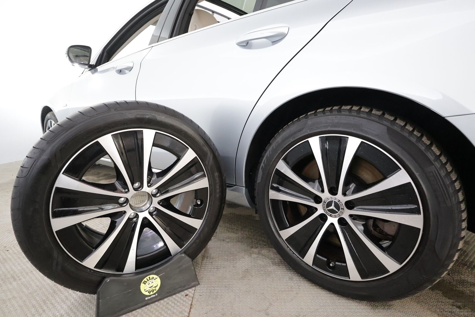 MERCEDES-BENZ E 2021 300 de T A Business Avantgarde * Distronic / Multibeam / Panorama / 360 / Sportpenkit / Widescreen * - Kahdet renkaat aluvanteilla