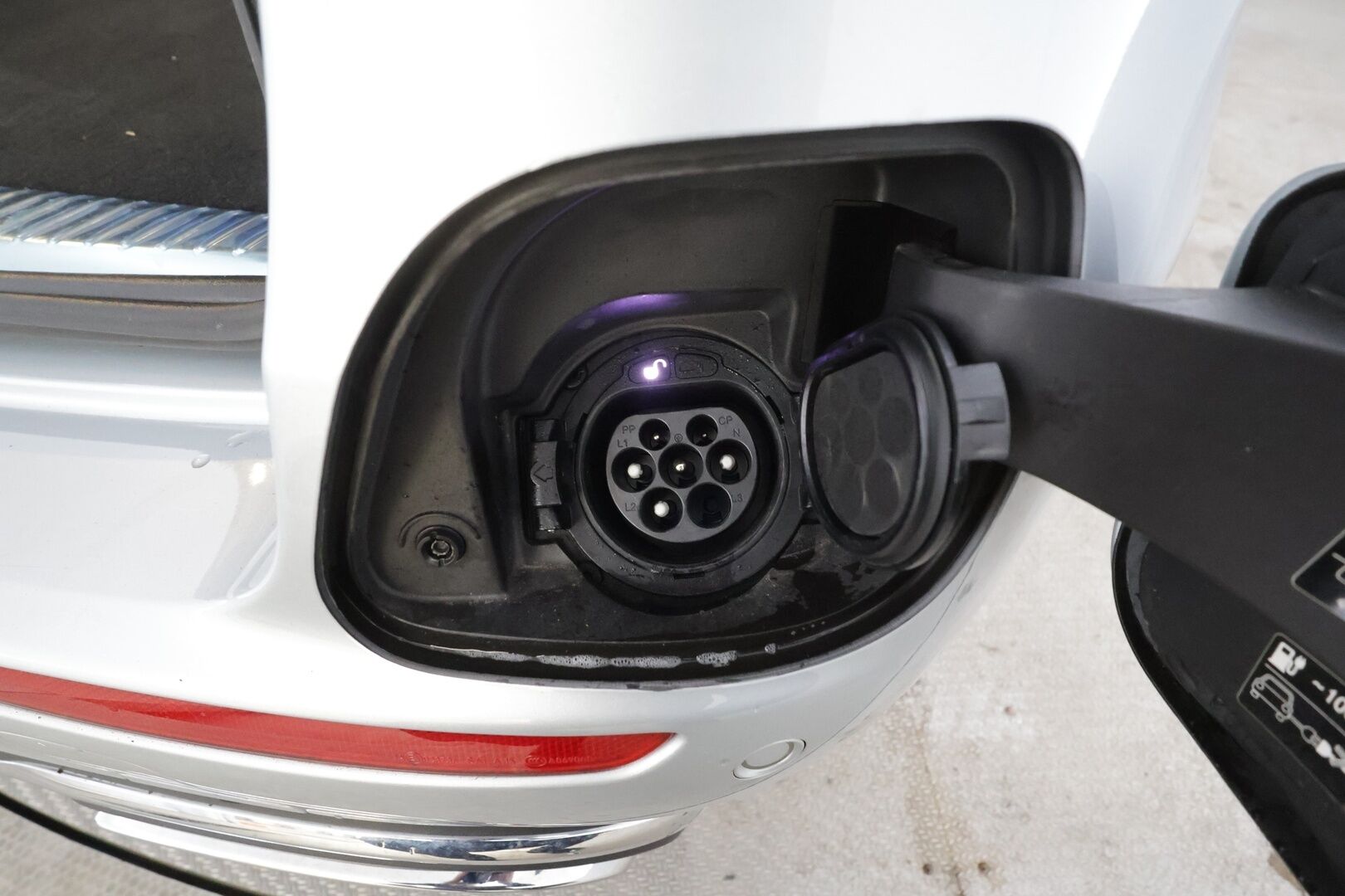 MERCEDES-BENZ E 2021 300 de T A Business Avantgarde * Distronic / Multibeam / Panorama / 360 / Sportpenkit / Widescreen * - Kahdet renkaat aluvanteilla