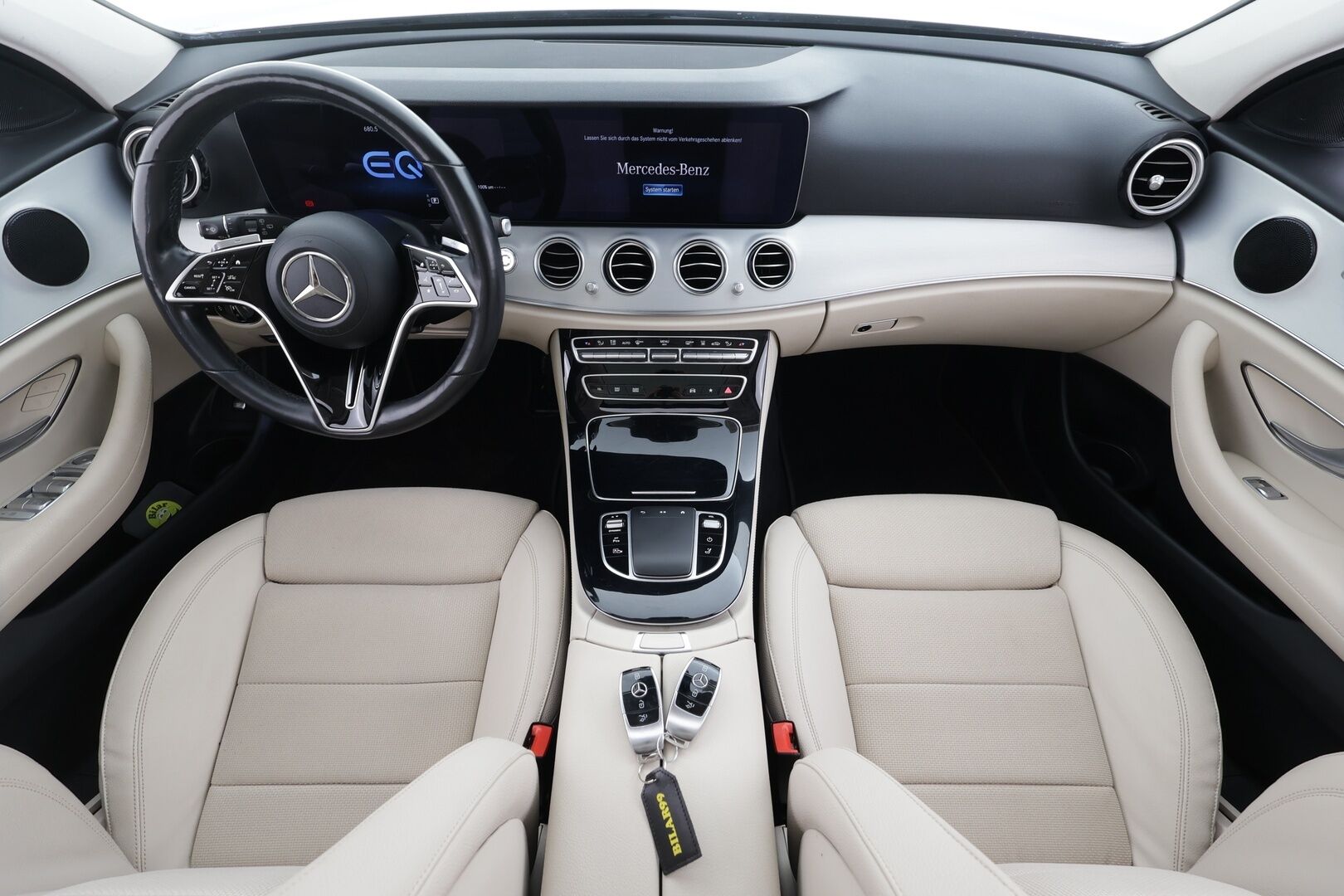 MERCEDES-BENZ E 2021 300 de T A Business Avantgarde * Distronic / Multibeam / Panorama / 360 / Sportpenkit / Widescreen * - Kahdet renkaat aluvanteilla