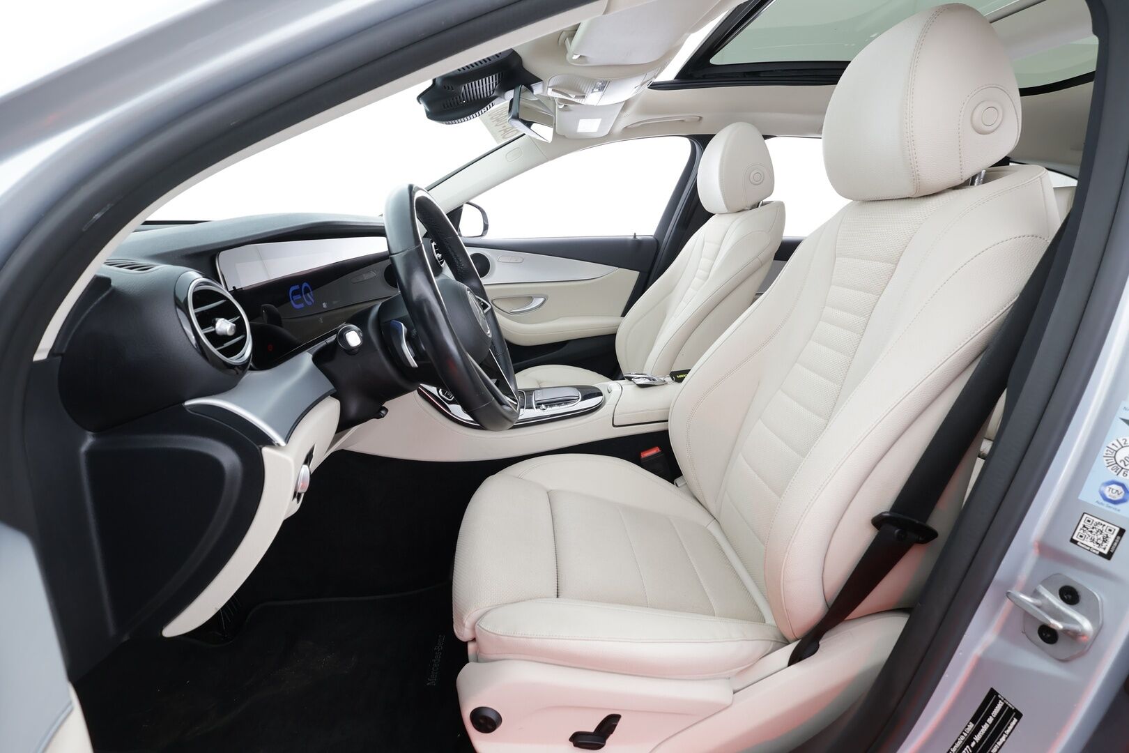 MERCEDES-BENZ E 2021 300 de T A Business Avantgarde * Distronic / Multibeam / Panorama / 360 / Sportpenkit / Widescreen * - Kahdet renkaat aluvanteilla