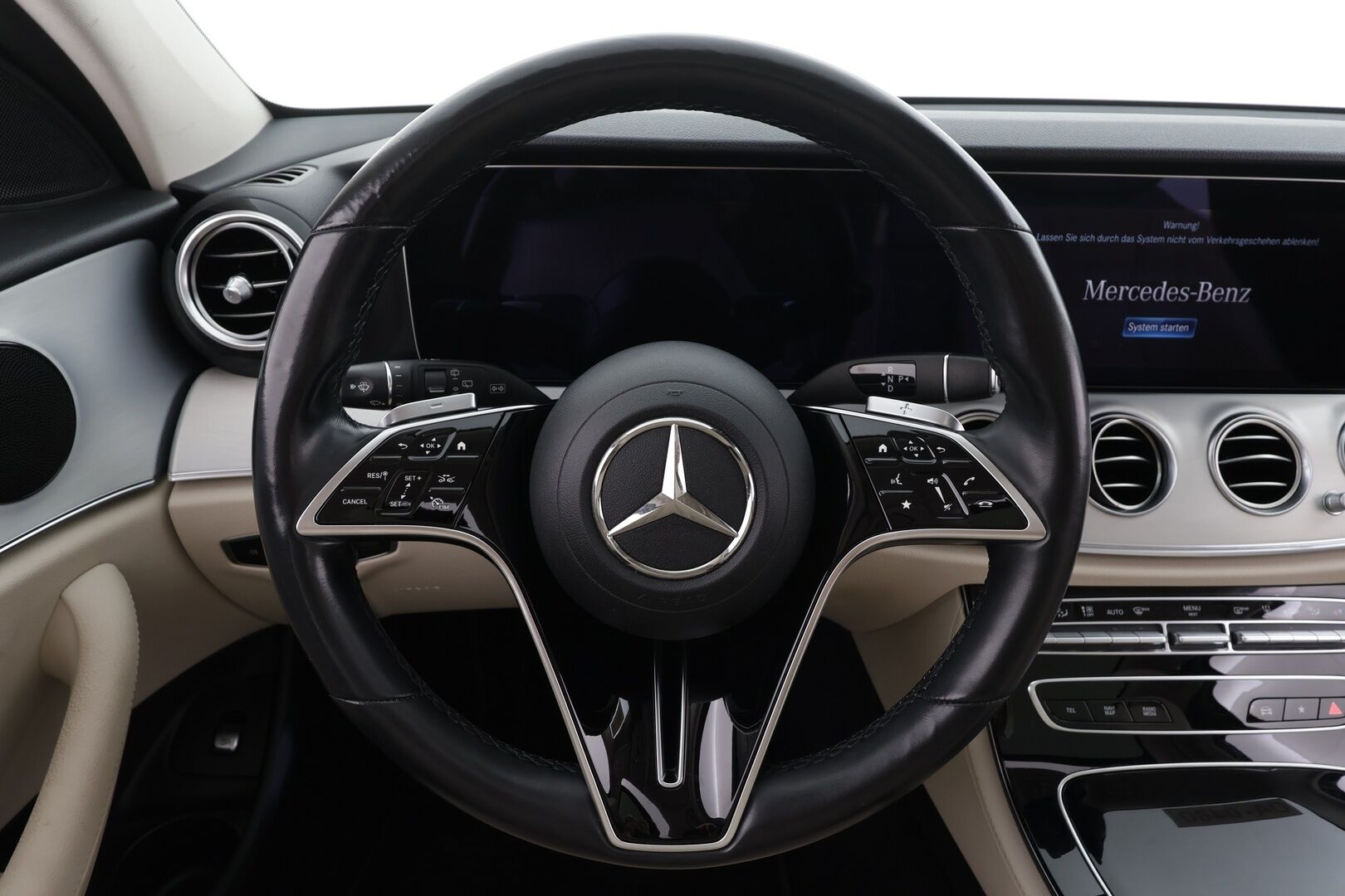 MERCEDES-BENZ E 2021 300 de T A Business Avantgarde * Distronic / Multibeam / Panorama / 360 / Sportpenkit / Widescreen * - Kahdet renkaat aluvanteilla
