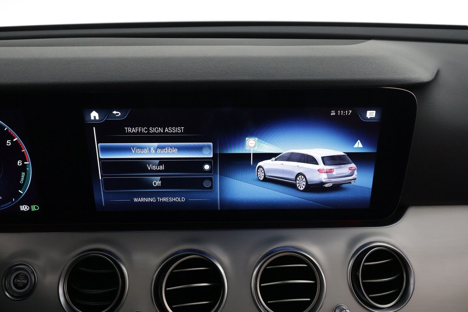 MERCEDES-BENZ E 2021 300 de T A Business Avantgarde * Distronic / Multibeam / Panorama / 360 / Sportpenkit / Widescreen * - Kahdet renkaat aluvanteilla