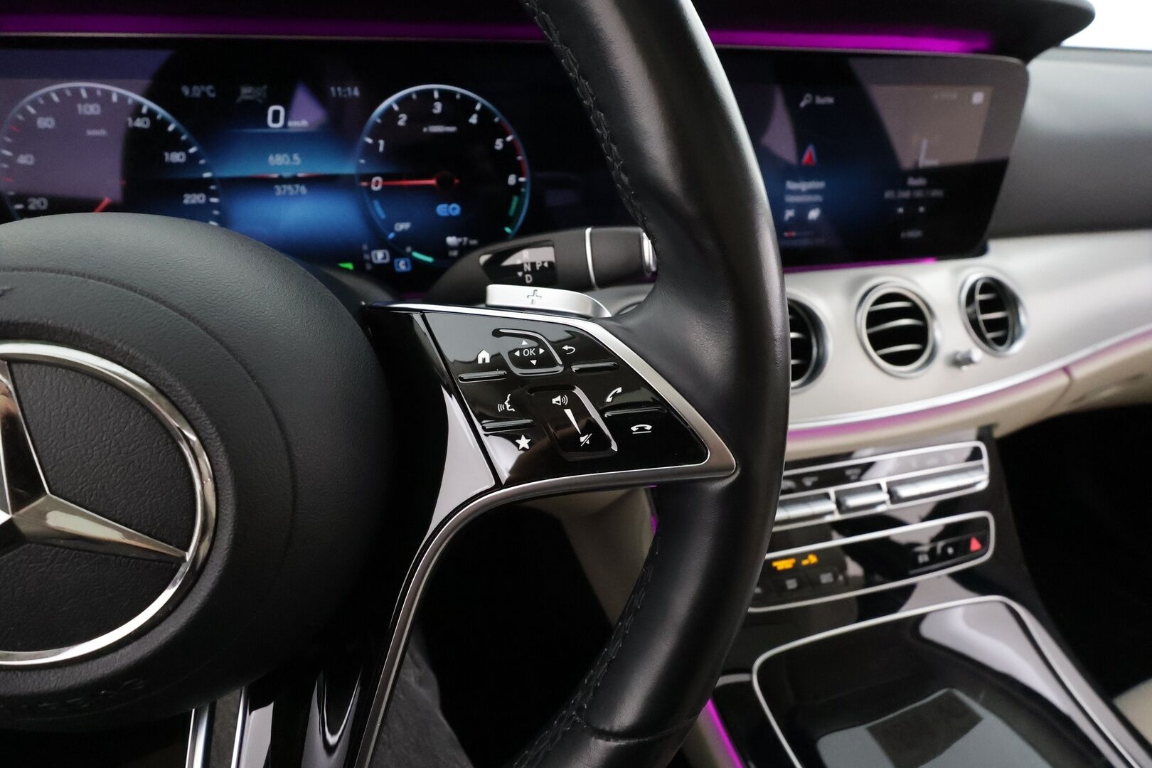 MERCEDES-BENZ E 2021 300 de T A Business Avantgarde * Distronic / Multibeam / Panorama / 360 / Sportpenkit / Widescreen * - Kahdet renkaat aluvanteilla