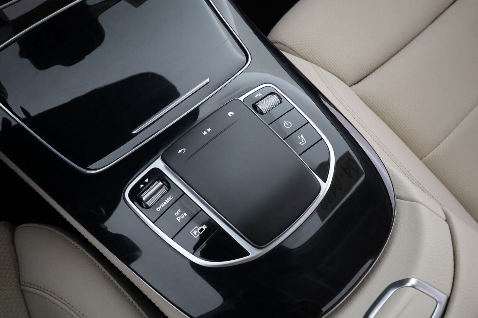 MERCEDES-BENZ E 2021 300 de T A Business Avantgarde * Distronic / Multibeam / Panorama / 360 / Sportpenkit / Widescreen * - Kahdet renkaat aluvanteilla