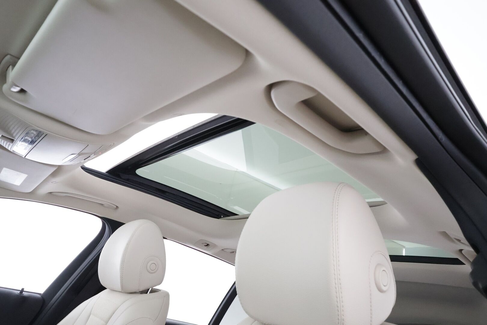 MERCEDES-BENZ E 2021 300 de T A Business Avantgarde * Distronic / Multibeam / Panorama / 360 / Sportpenkit / Widescreen * - Kahdet renkaat aluvanteilla