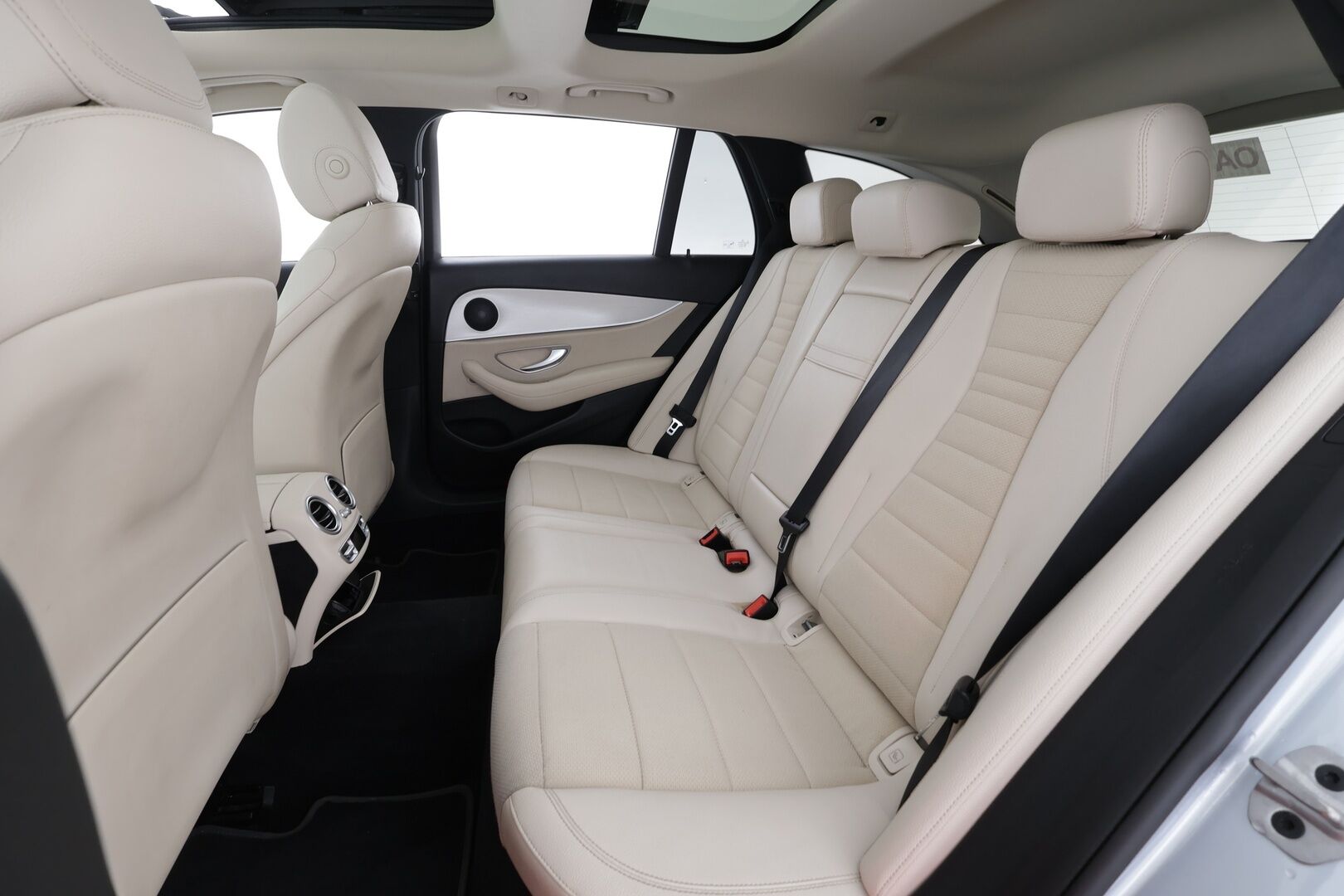 MERCEDES-BENZ E 2021 300 de T A Business Avantgarde * Distronic / Multibeam / Panorama / 360 / Sportpenkit / Widescreen * - Kahdet renkaat aluvanteilla