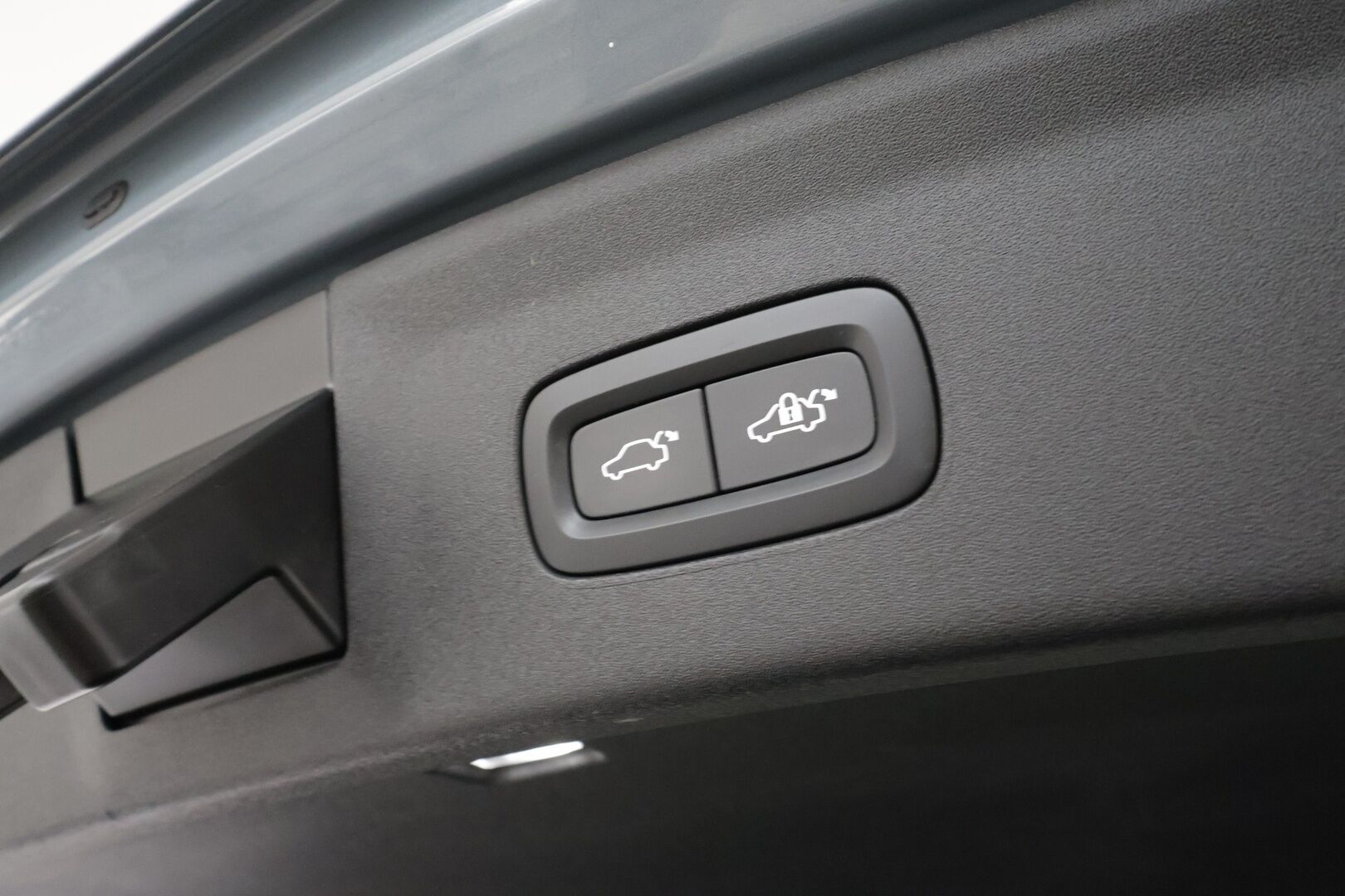 POLESTAR 2 2023 Long Range Dual Motor * Koukku / ILP / H&K / 360° / LED / ACC / Lasikatto / Sportpenkki Muistilla / Navi * - Akku kuntotarkastettu / 2x Latauskaapelit / Kahdet renkaat aluvanteilla