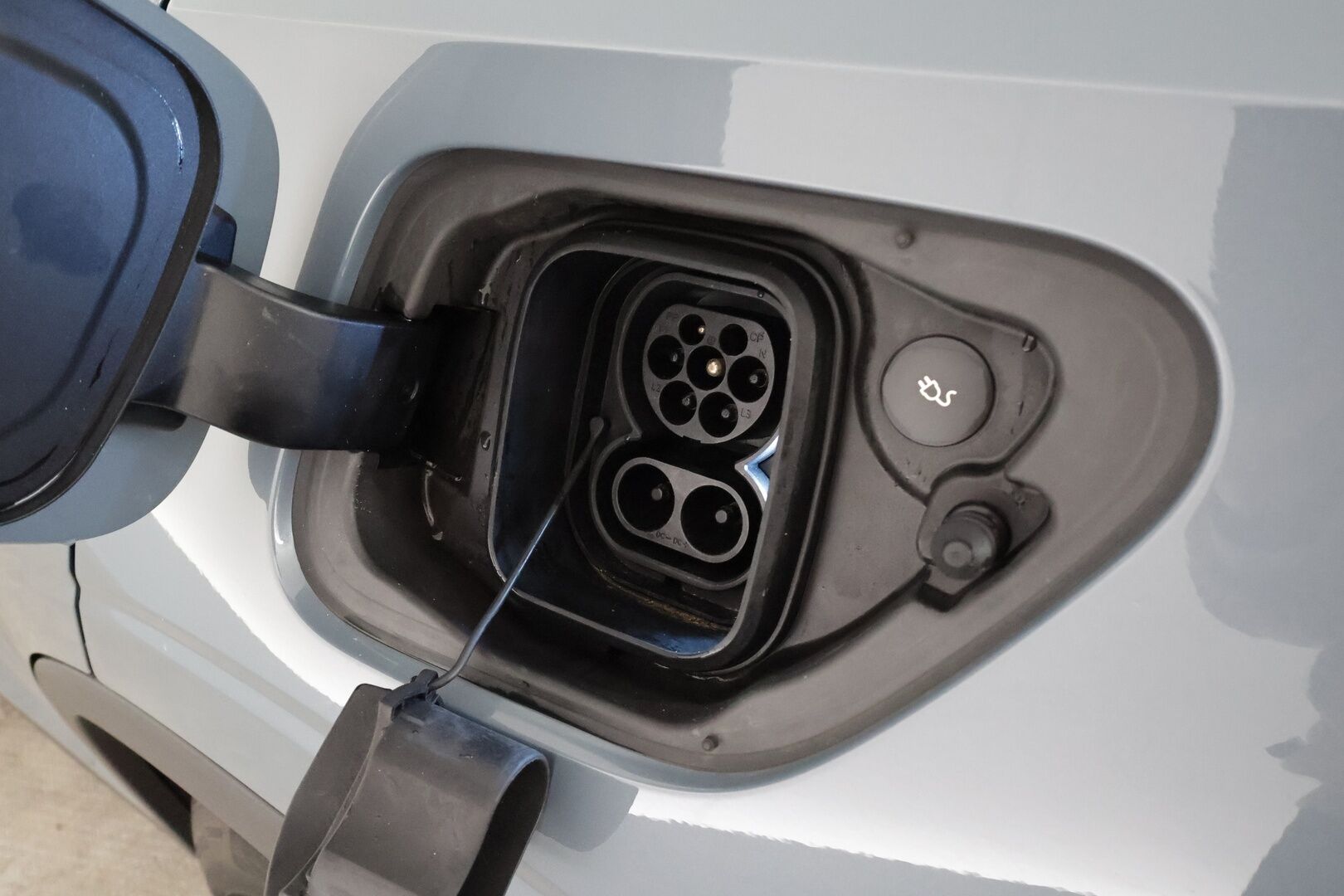 POLESTAR 2 2023 Long Range Dual Motor * Koukku / ILP / H&K / 360° / LED / ACC / Lasikatto / Sportpenkki Muistilla / Navi * - Akku kuntotarkastettu / 2x Latauskaapelit / Kahdet renkaat aluvanteilla