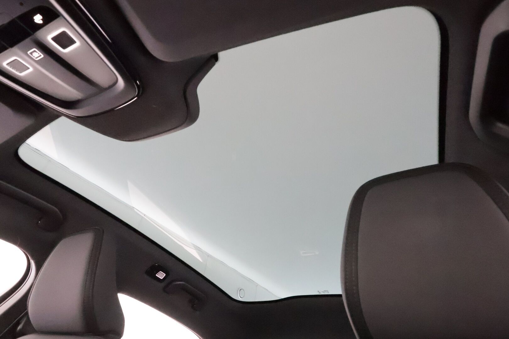 POLESTAR 2 2023 Long Range Dual Motor * Koukku / ILP / H&K / 360° / LED / ACC / Lasikatto / Sportpenkki Muistilla / Navi * - Akku kuntotarkastettu / 2x Latauskaapelit / Kahdet renkaat aluvanteilla