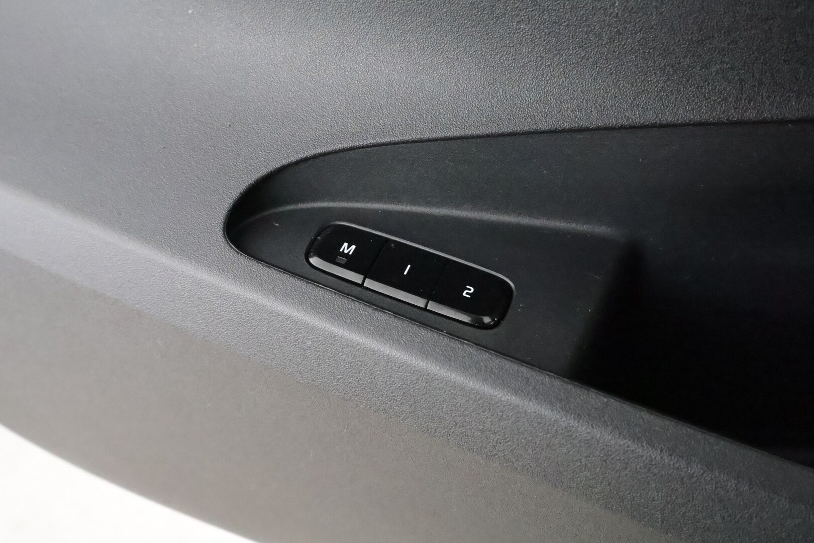 POLESTAR 2 2023 Long Range Dual Motor * Koukku / ILP / H&K / 360° / LED / ACC / Lasikatto / Sportpenkki Muistilla / Navi * - Akku kuntotarkastettu / 2x Latauskaapelit / Kahdet renkaat aluvanteilla