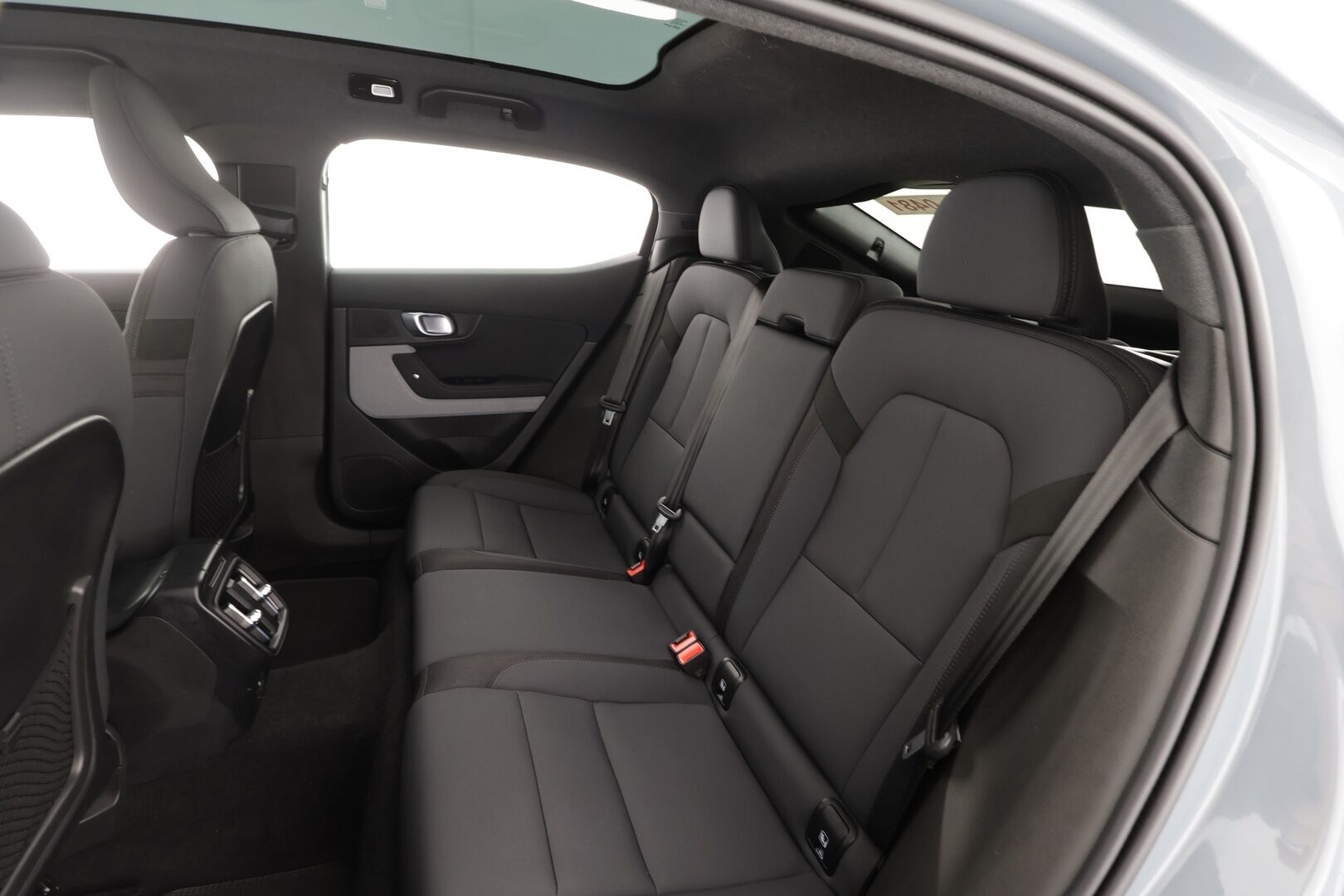 POLESTAR 2 2023 Long Range Dual Motor * Koukku / ILP / H&K / 360° / LED / ACC / Lasikatto / Sportpenkki Muistilla / Navi * - Akku kuntotarkastettu / 2x Latauskaapelit / Kahdet renkaat aluvanteilla