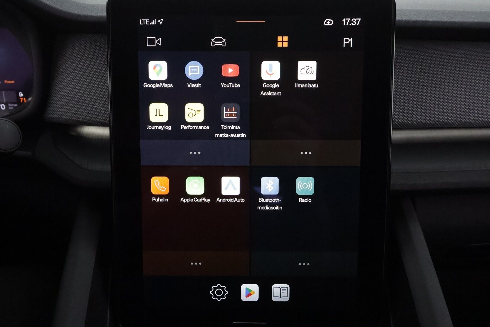 POLESTAR 2 2023 Long Range Dual Motor * Koukku / ILP / H&K / 360° / LED / ACC / Lasikatto / Sportpenkki Muistilla / Navi * - Akku kuntotarkastettu / 2x Latauskaapelit / Kahdet renkaat aluvanteilla