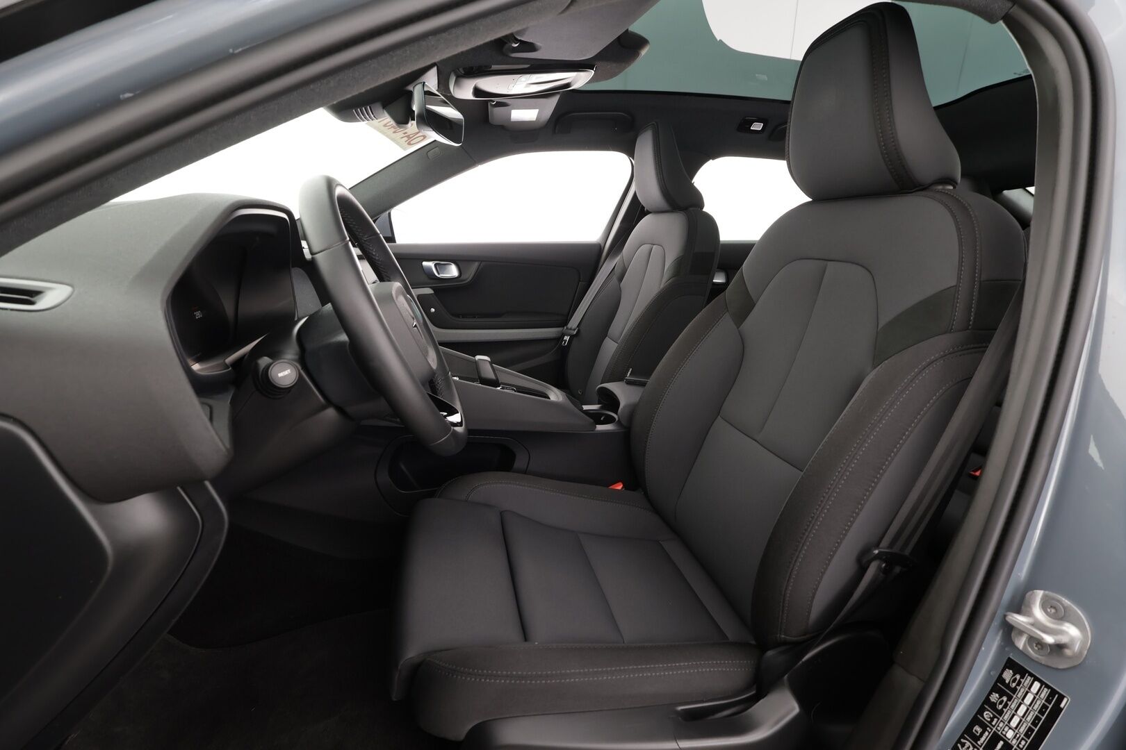 POLESTAR 2 2023 Long Range Dual Motor * Koukku / ILP / H&K / 360° / LED / ACC / Lasikatto / Sportpenkki Muistilla / Navi * - Akku kuntotarkastettu / 2x Latauskaapelit / Kahdet renkaat aluvanteilla