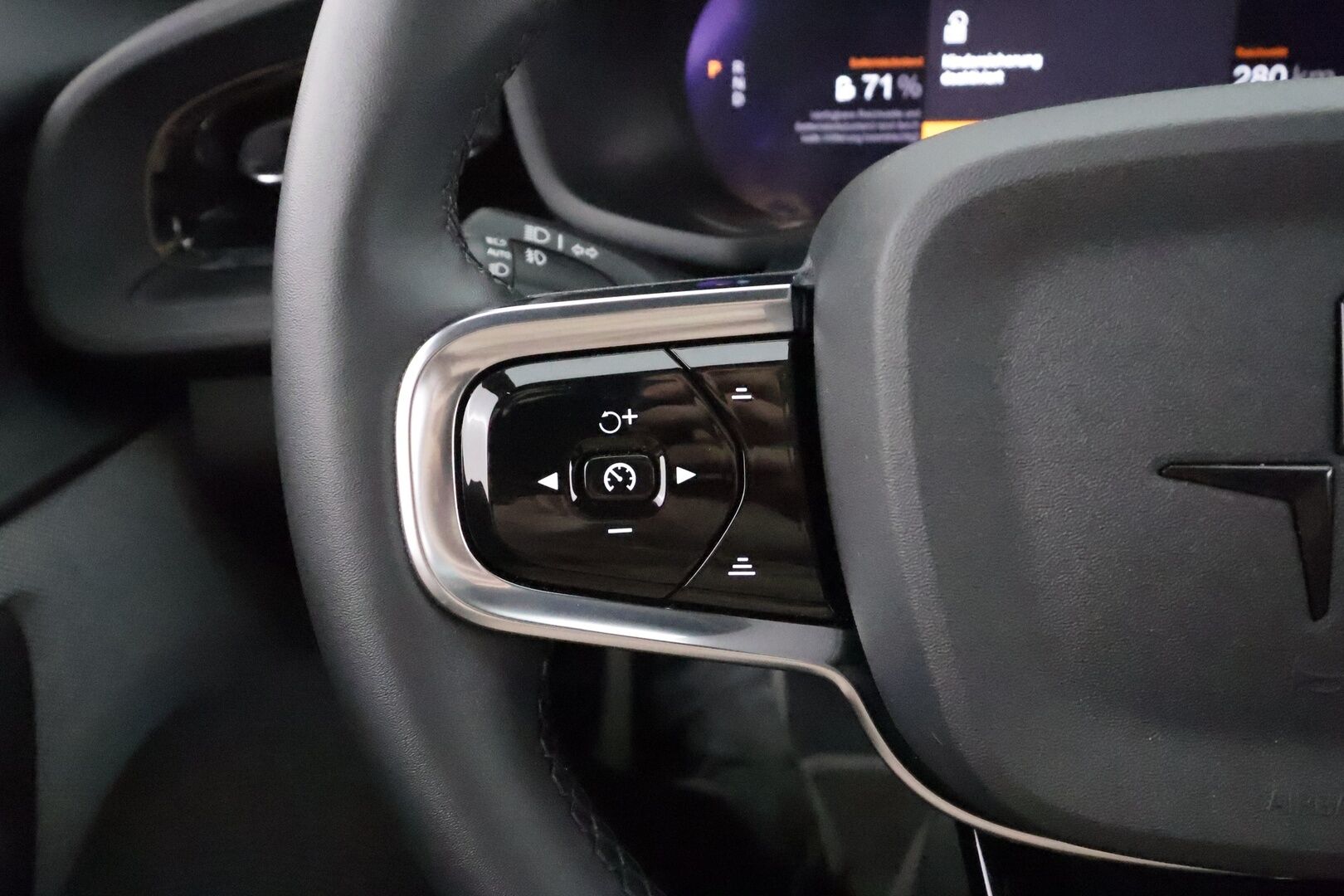 POLESTAR 2 2023 Long Range Dual Motor * Koukku / ILP / H&K / 360° / LED / ACC / Lasikatto / Sportpenkki Muistilla / Navi * - Akku kuntotarkastettu / 2x Latauskaapelit / Kahdet renkaat aluvanteilla