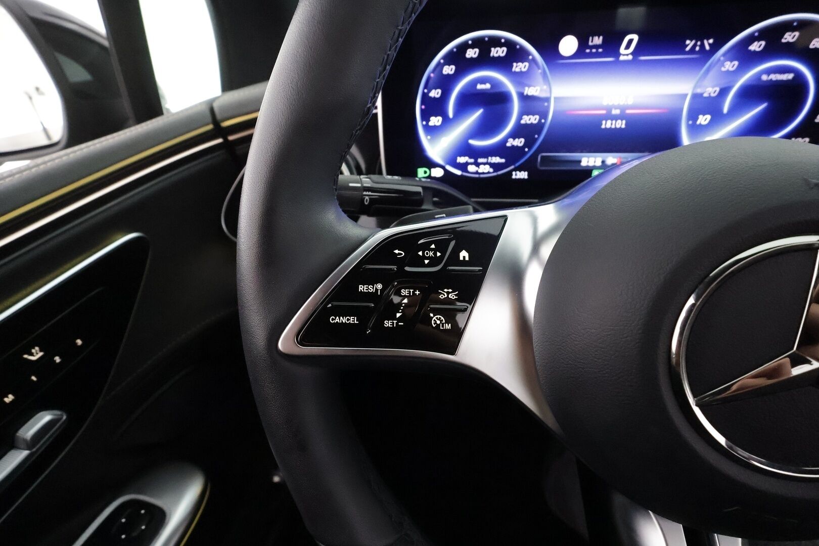 MERCEDES-BENZ EQE 2025 300 * AMG Styling / Distronic Pro / HUD / Lämpöpumppu / Muistipenkit / Panorama / P.Kamera / Nahkasisusta / KeylessGo * - Akku kuntotarkastettu 