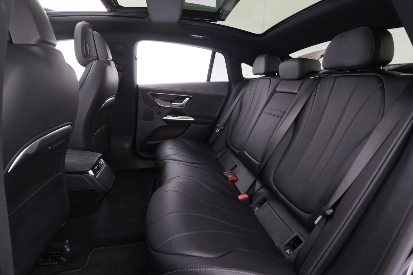 MERCEDES-BENZ EQE 2025 300 * AMG Styling / Distronic Pro / HUD / Lämpöpumppu / Muistipenkit / Panorama / P.Kamera / Nahkasisusta / KeylessGo * - Akku kuntotarkastettu - HULLUT AVAJAISHULINAT KORKOTARJOUS 3,29 %