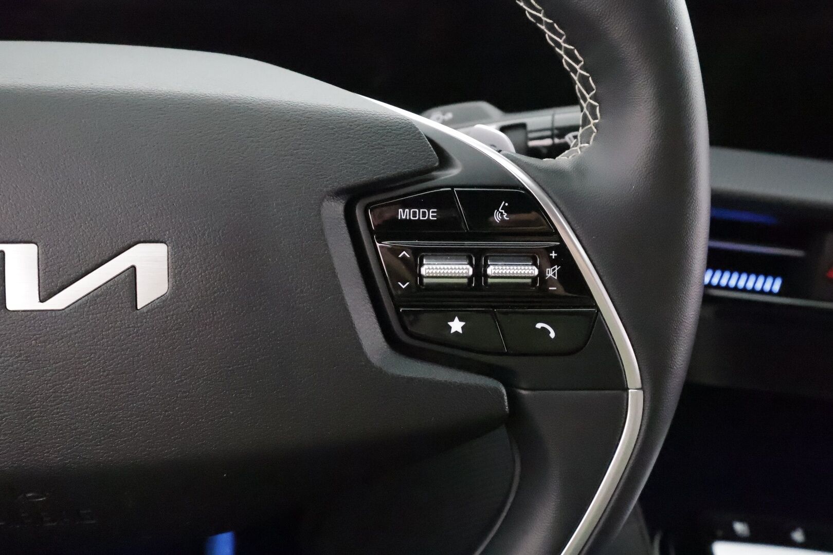 KIA EV6 2023 GT-Line AWD * ACC / Koukku / ILP / LED / 360 / Ilmastoitu Muistipenkki / Navi / Keyless * - Kahdet renkaat aluvanteilla / Merkkihuollettu